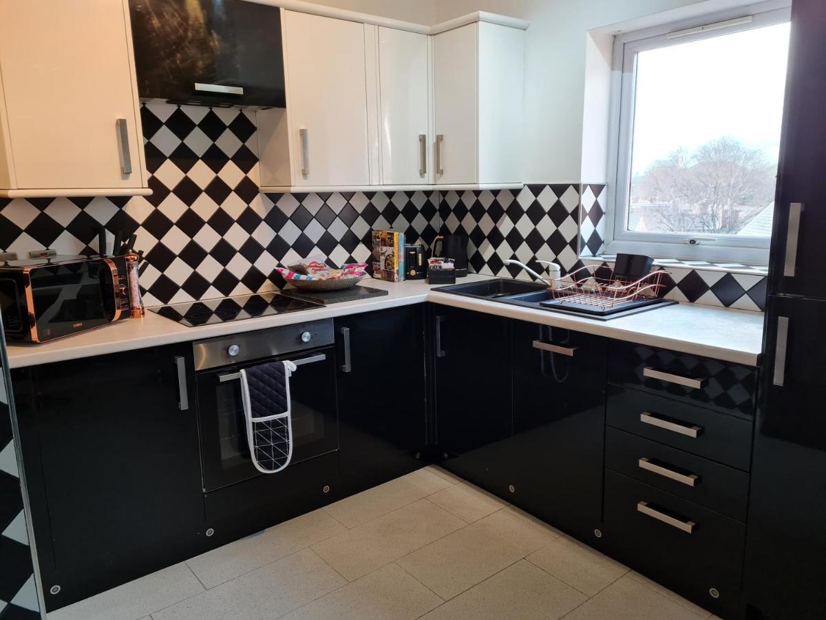Stockton Heights, Warrington, Centrally Located Between Town Centre and Stockton Heath, High Speed Wifi, Cozy Stay view 5