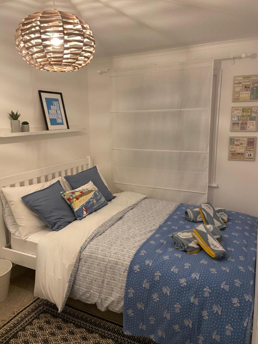 Centrally located, comfortable apartment near Station, Beach and North Laines view 5
