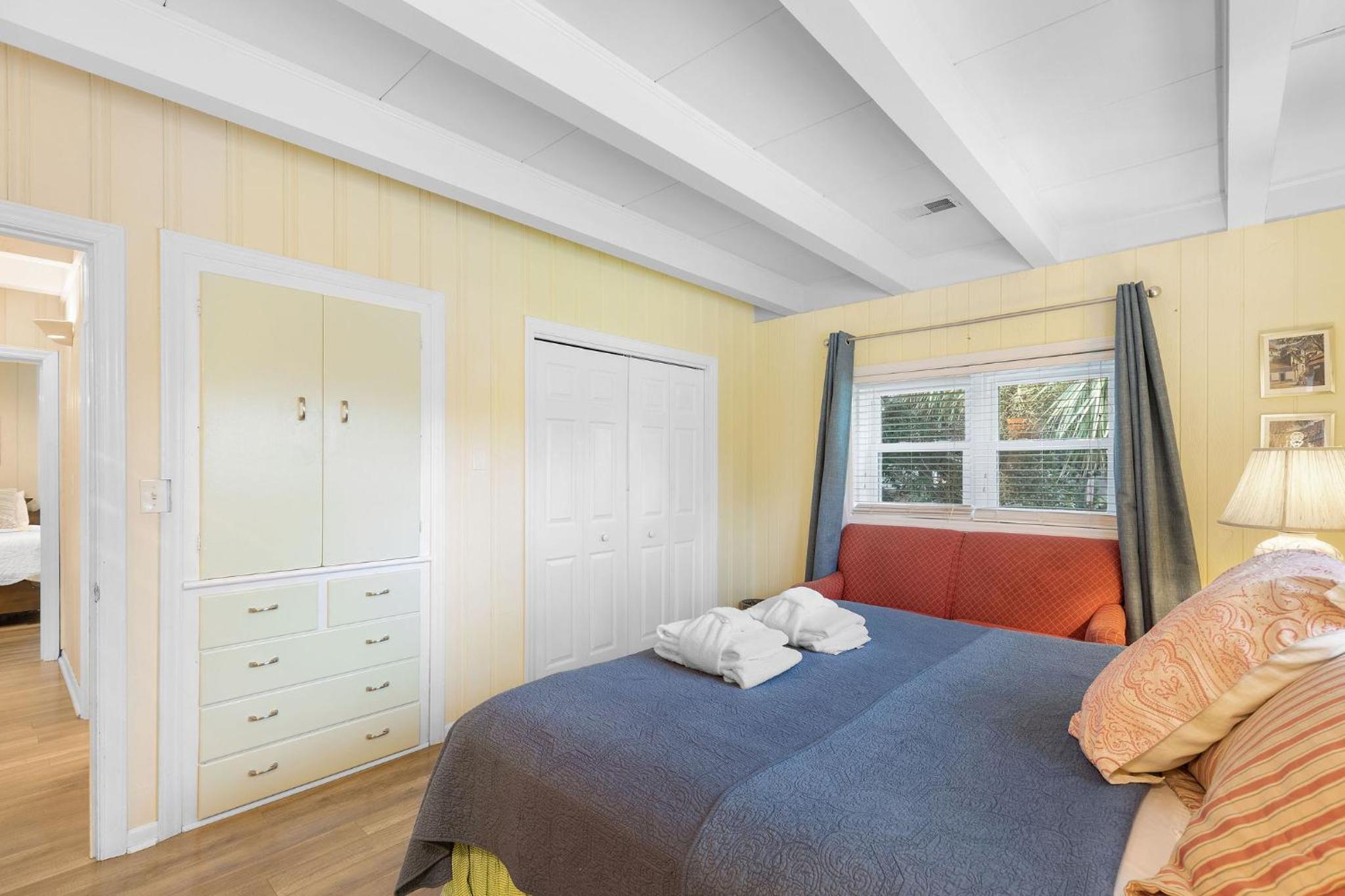 612 E Ashley - Shore Beats Work - 4 Bedrooms view 3