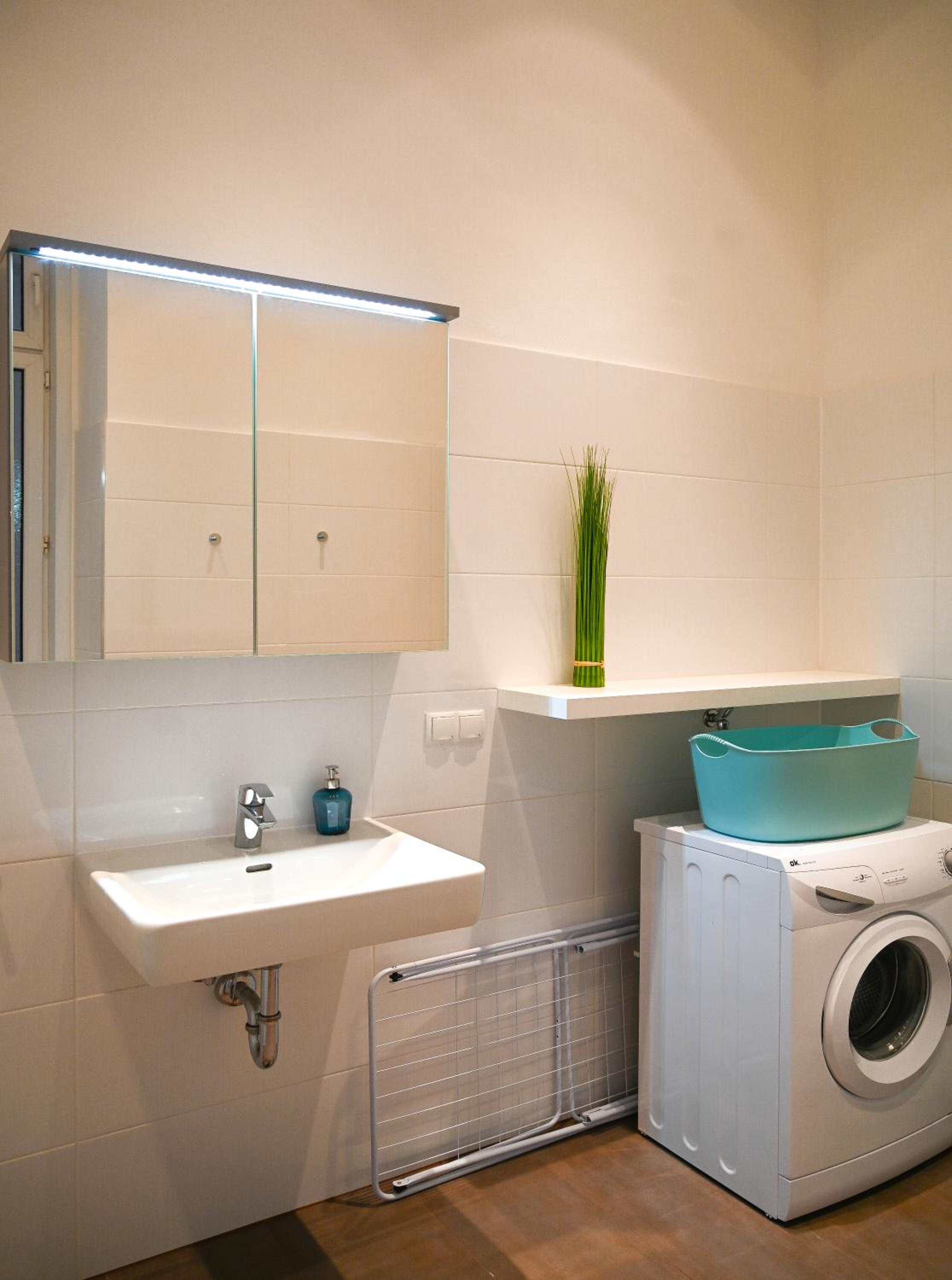 Spacious Apartment for 4 near Ringstrasse & Metro U2