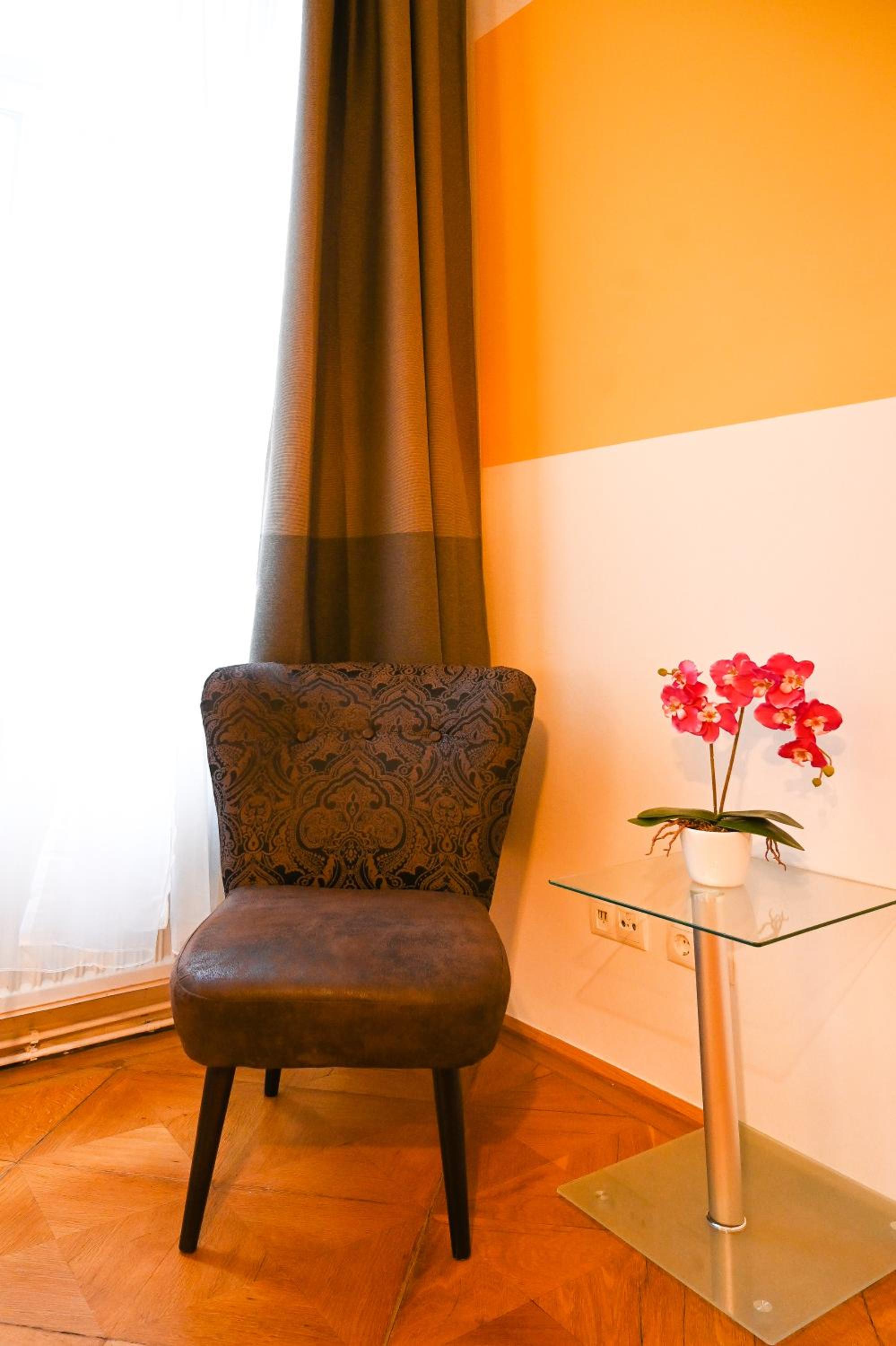 Spacious Apartment for 4 near Ringstrasse & Metro U2
