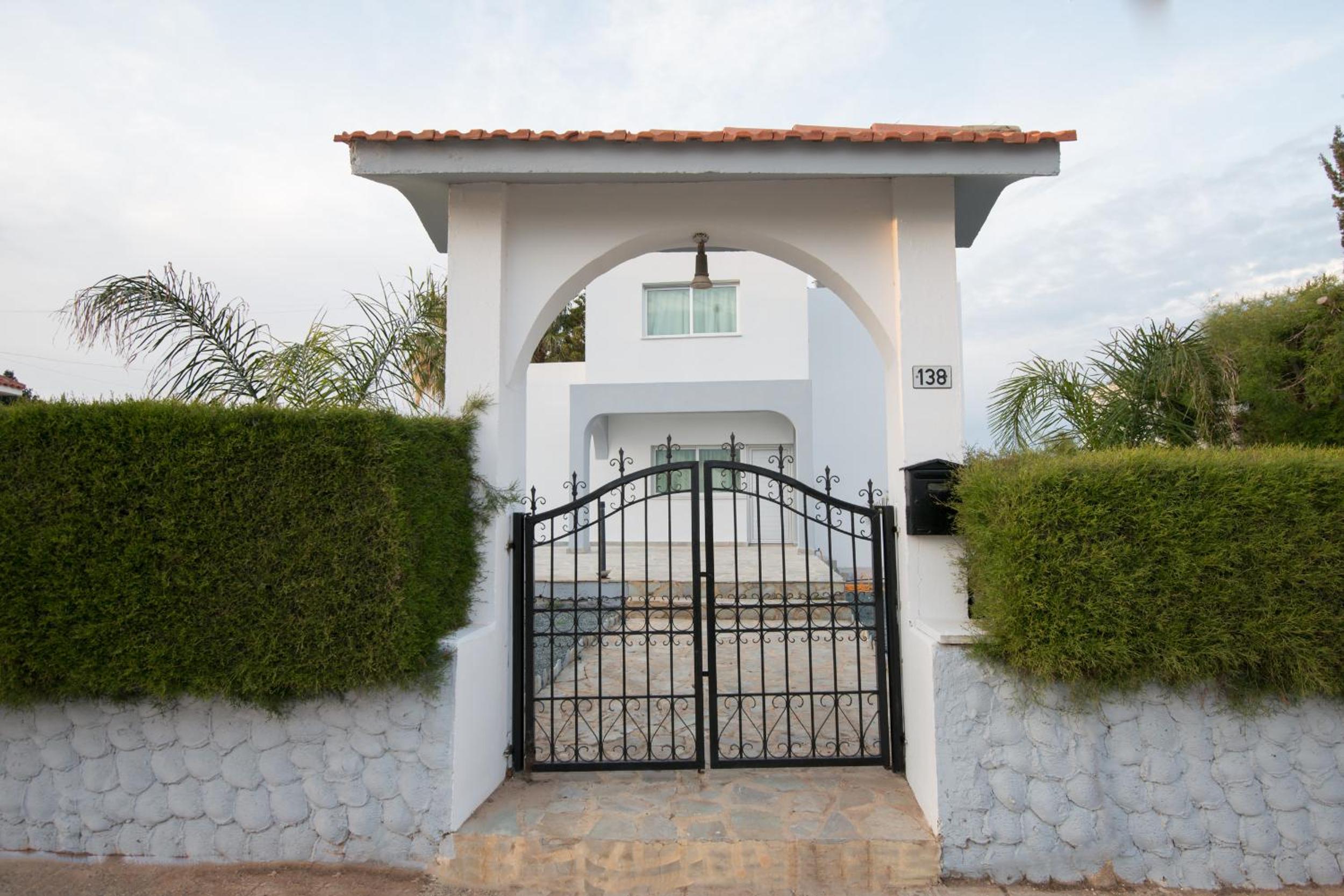 Hotel Makronissos Beach Villas - Image 1