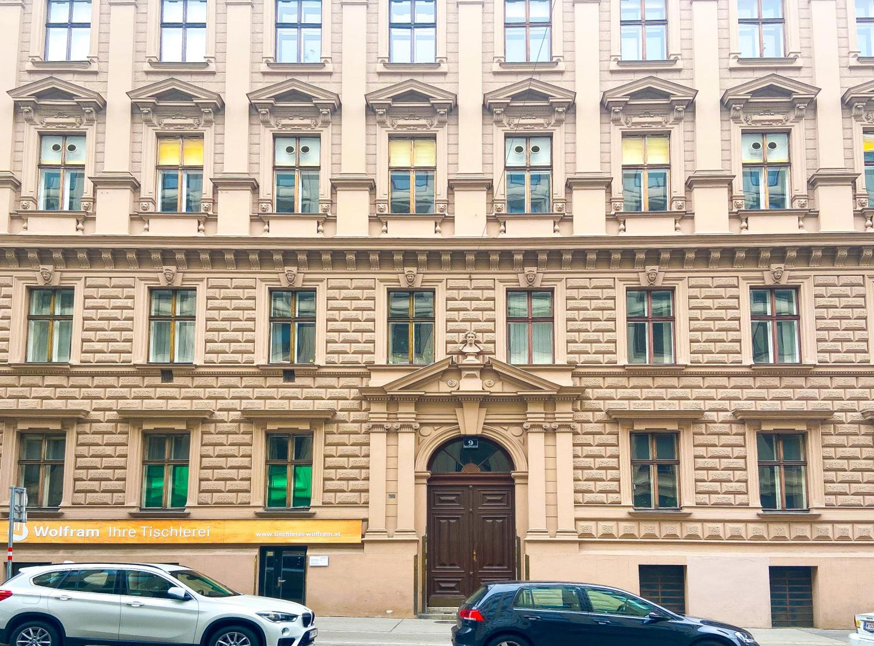 Spacious 2BR Apartment for 6 near Votivkirche & Metro U2