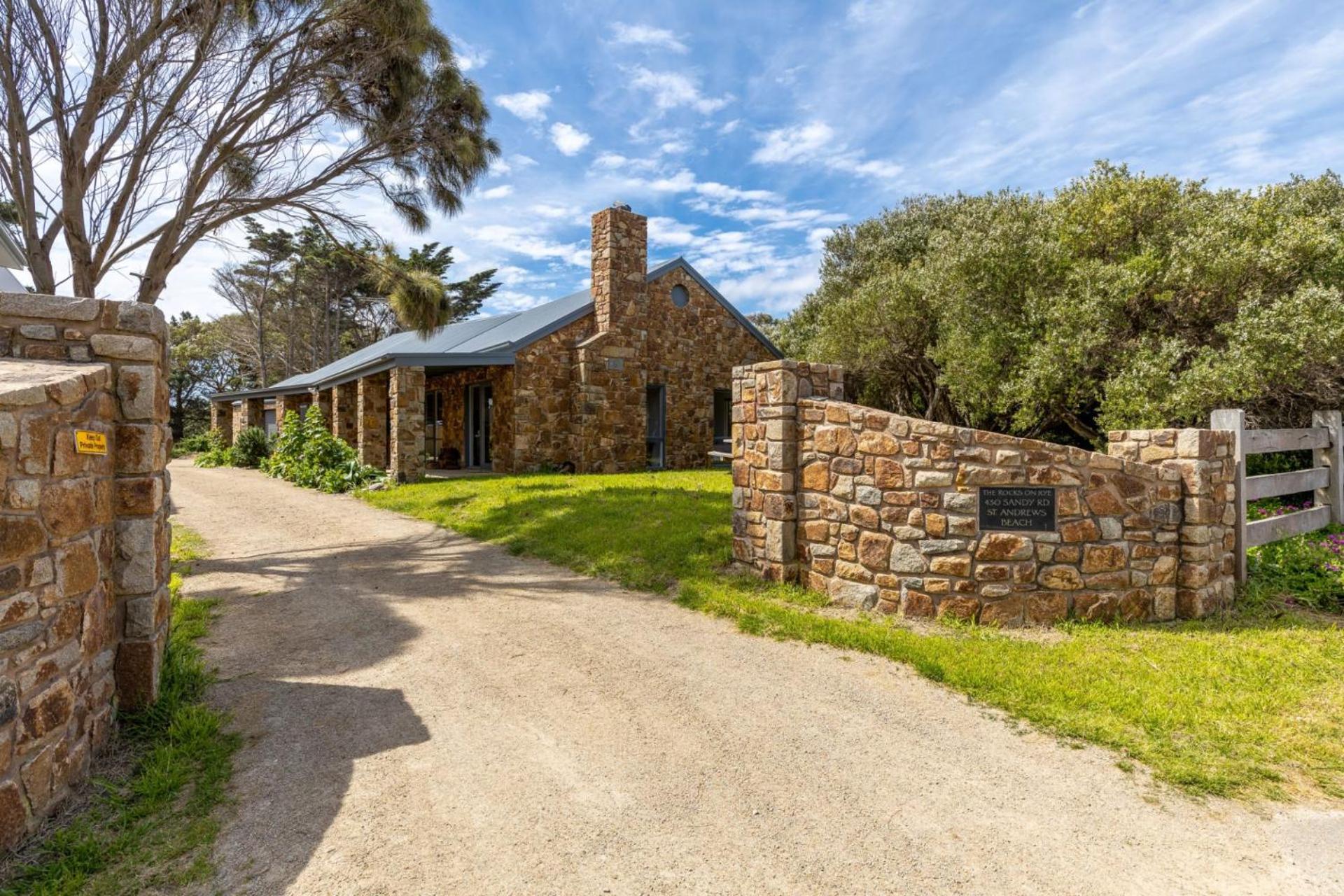 Tuscan style ocean beach escape on the Peninsula only 400m to beach