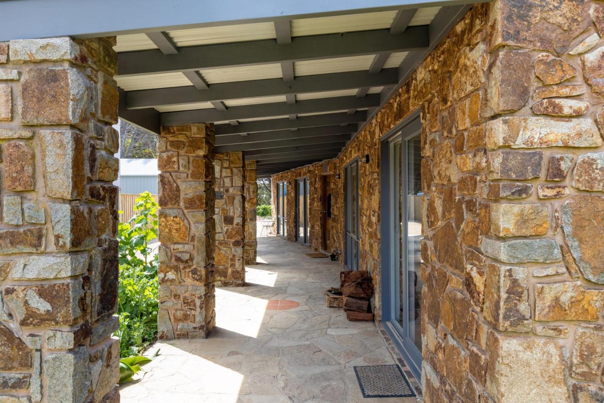 Tuscan style ocean beach escape on the Peninsula only 400m to beach