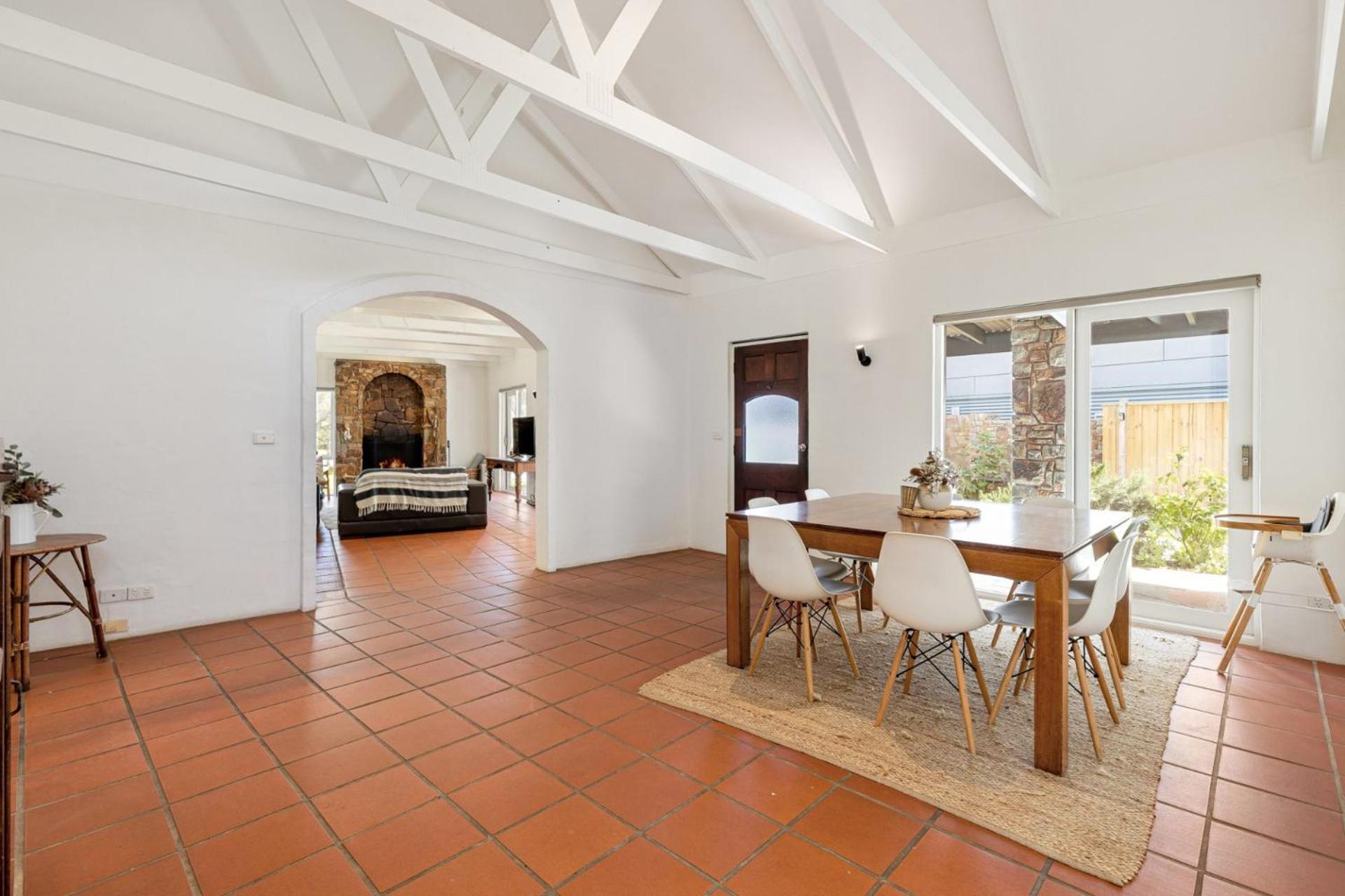 Tuscan style ocean beach escape on the Peninsula only 400m to beach