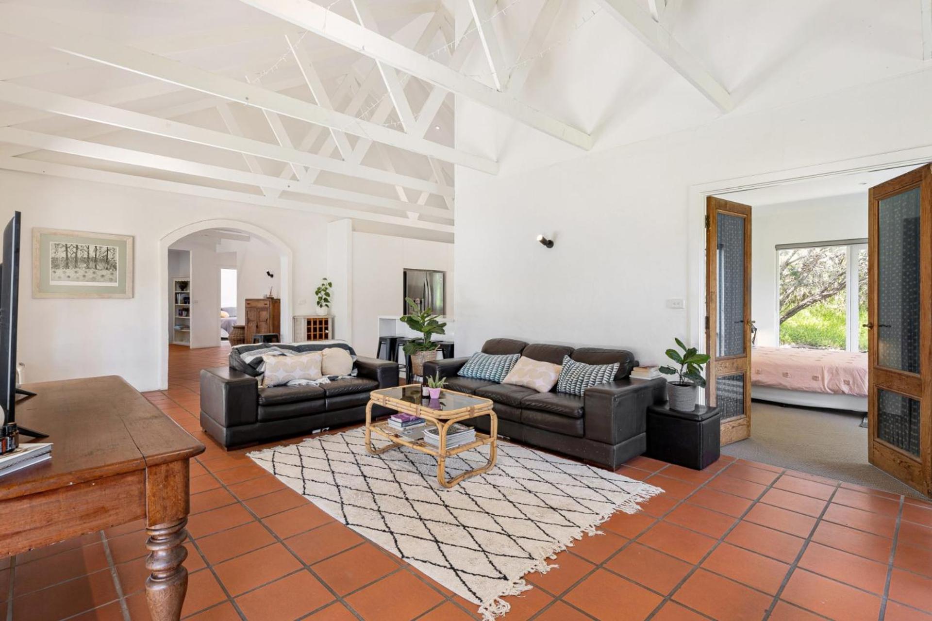 Tuscan style ocean beach escape on the Peninsula only 400m to beach