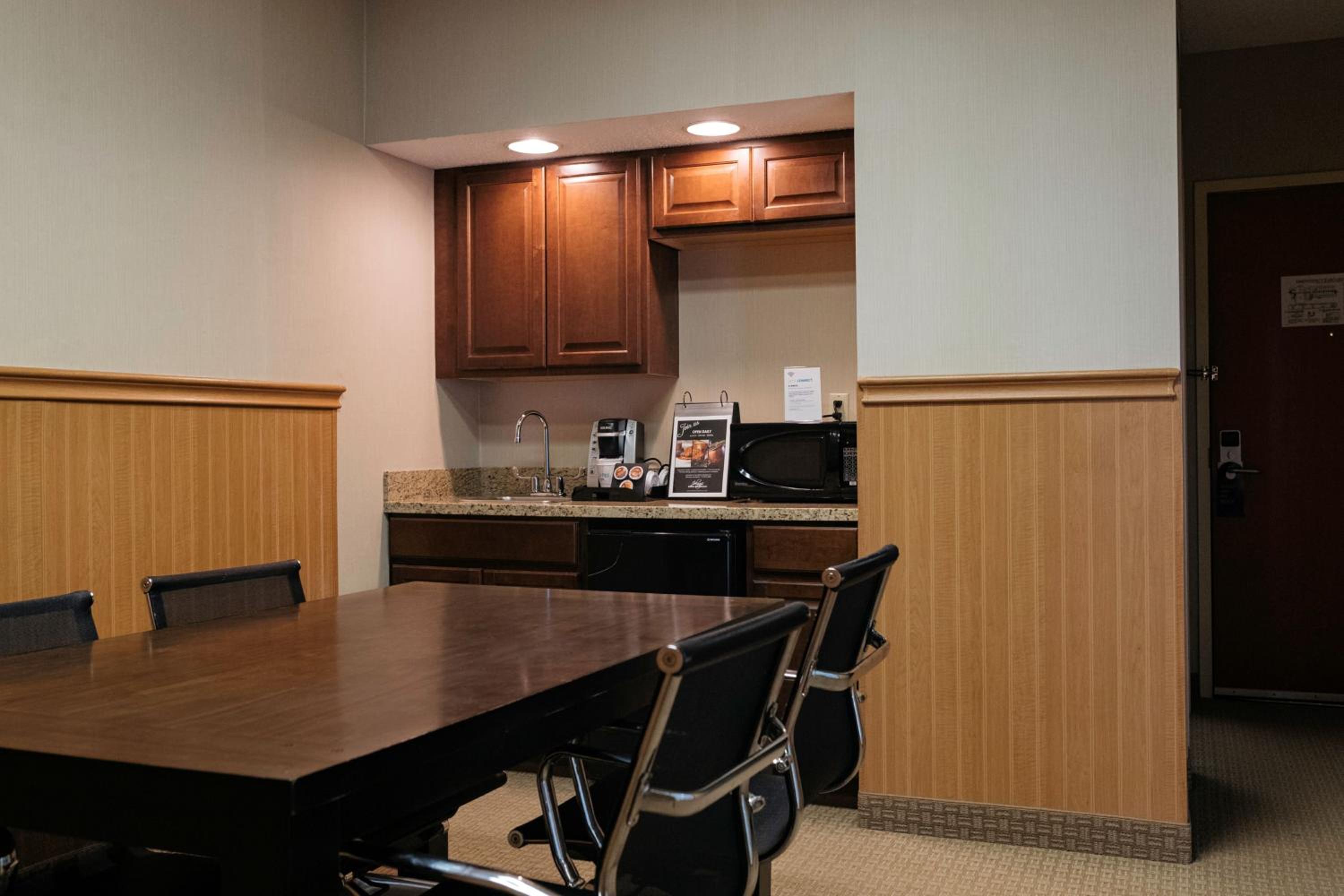 Holiday Inn Express  Suites - Olathe North, an IHG Hotel - Property Image 47