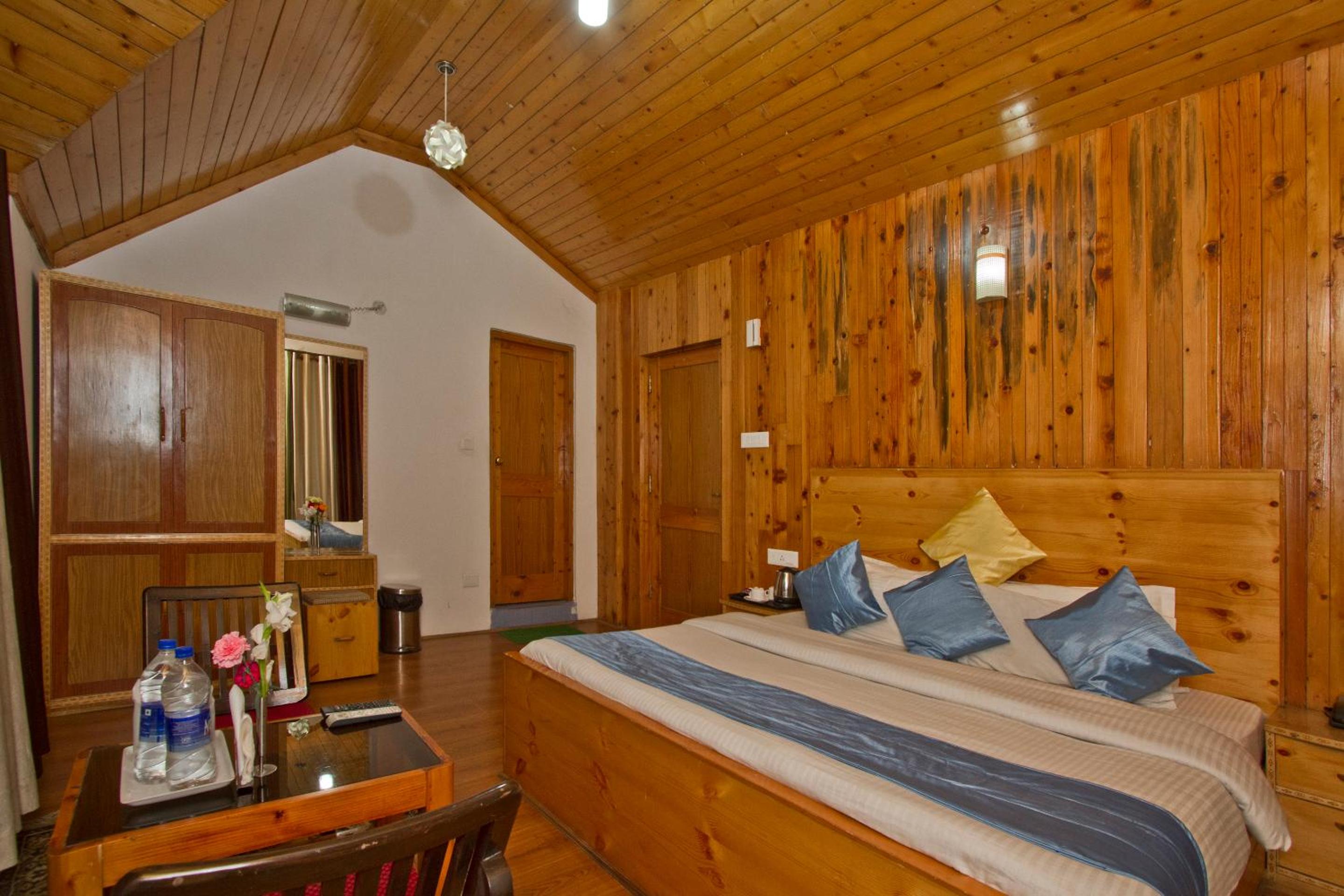 THE CEDAR VILLA AND APARTMENT,Bonefire,Cook,Helper,Kitchen,Lawn,Parking,5 min Drive Mall road view 3