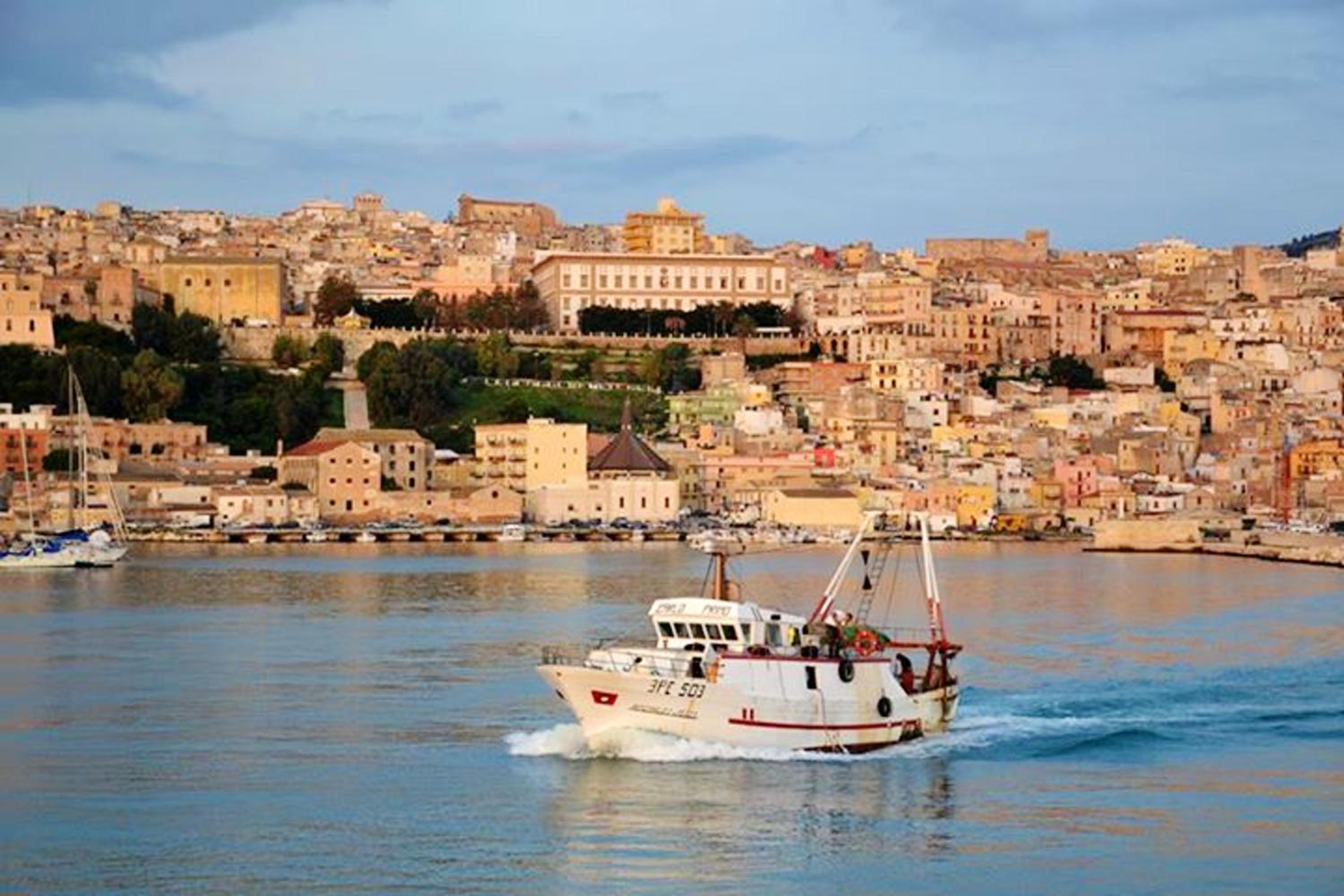 Picturesque Villa in Sciacca with Sea View and Garden view 5