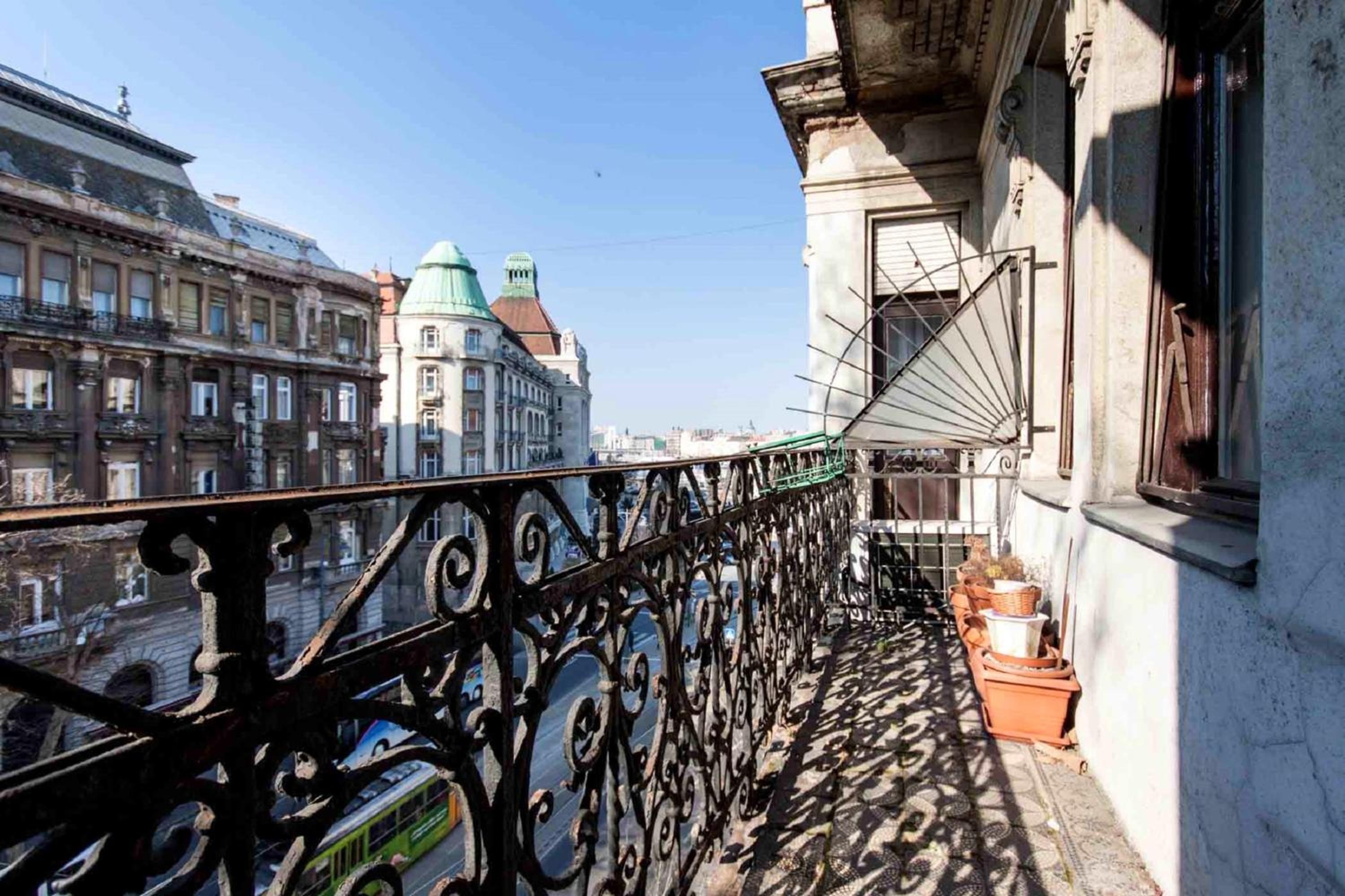 Spacious apartment in Budapest city centre with fireplace