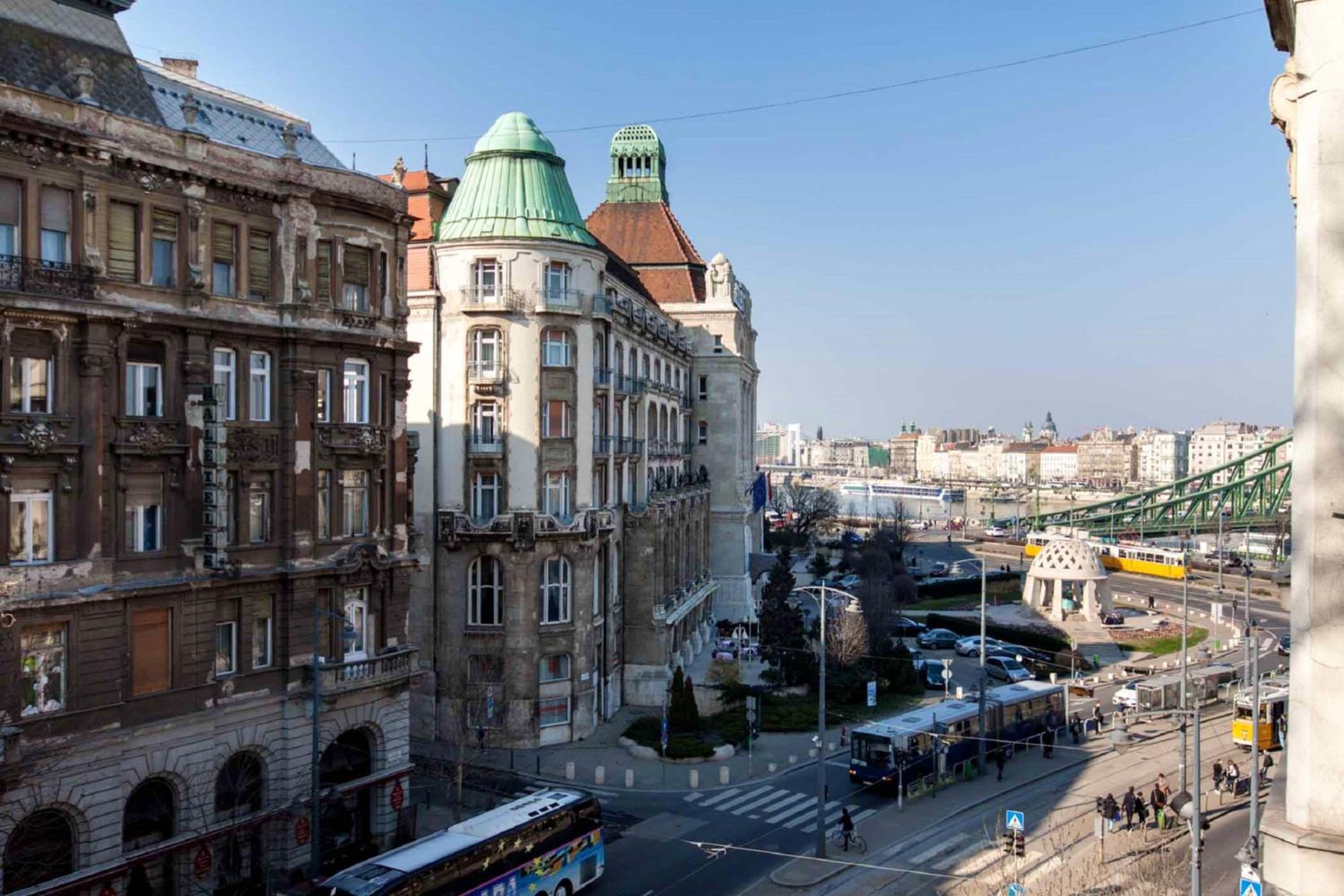 Spacious apartment in Budapest city centre with fireplace