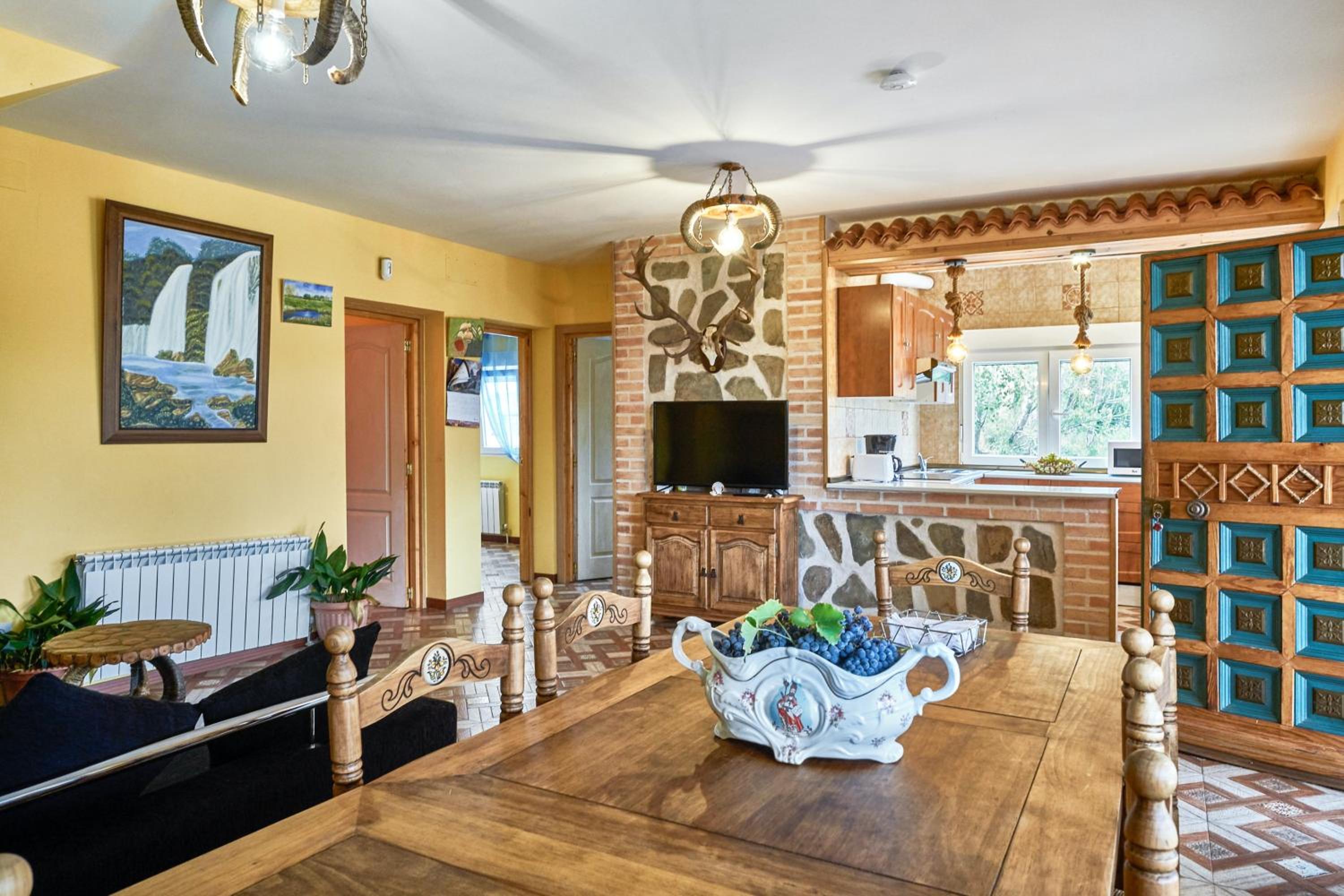 Spacious villa with pool in Porzuna - 90 m² and mountain view view 2