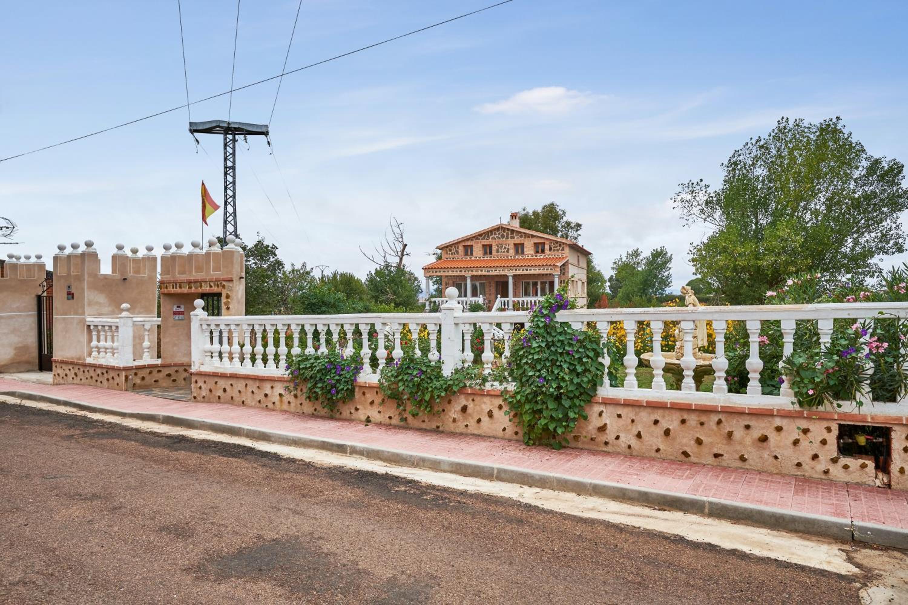 Spacious villa with pool in Porzuna - 90 m² and mountain view view 3