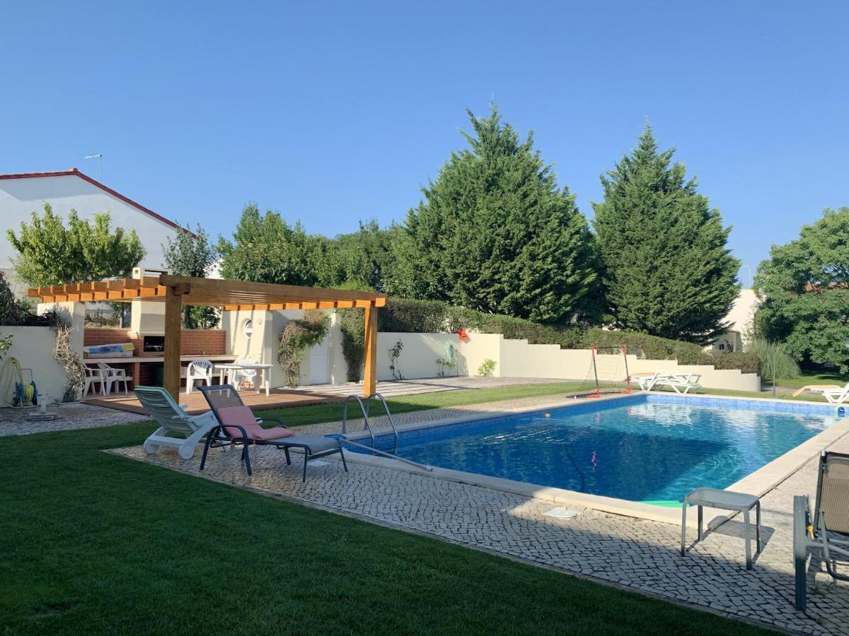 One bedroom house with shared pool enclosed garden and wifi at Alcanhoes