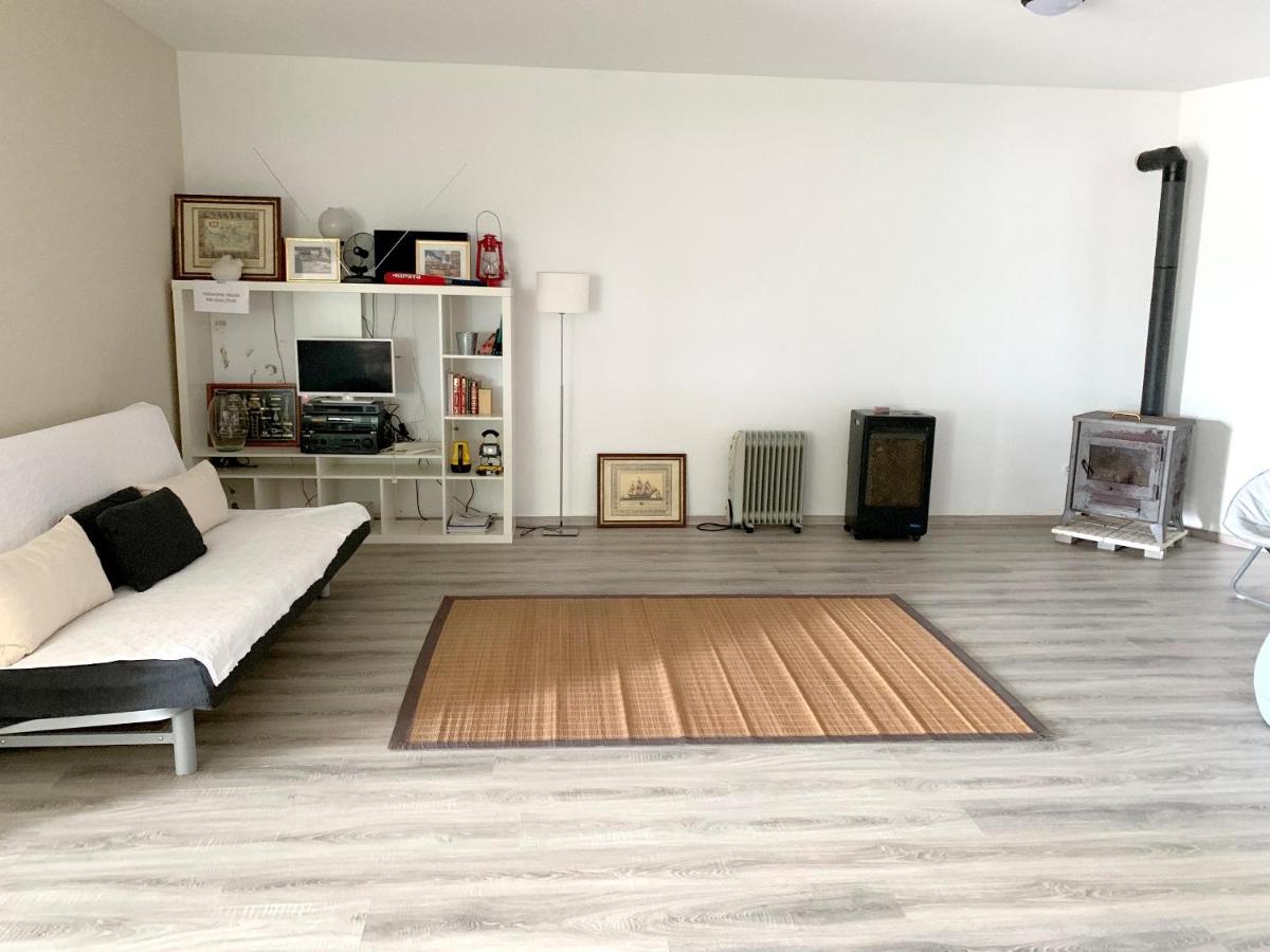 One bedroom house with shared pool enclosed garden and wifi at Alcanhoes