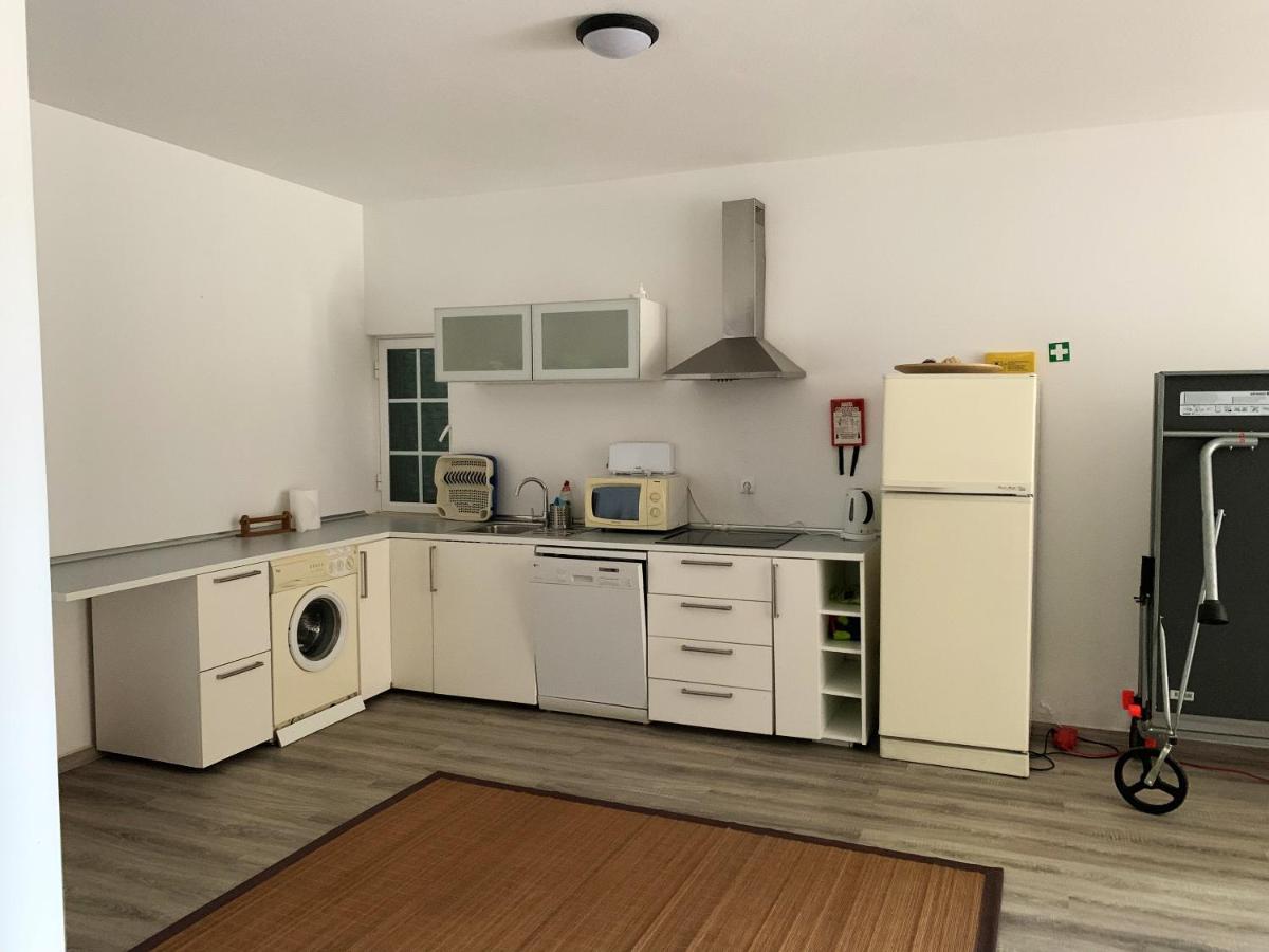 One bedroom house with shared pool enclosed garden and wifi at Alcanhoes