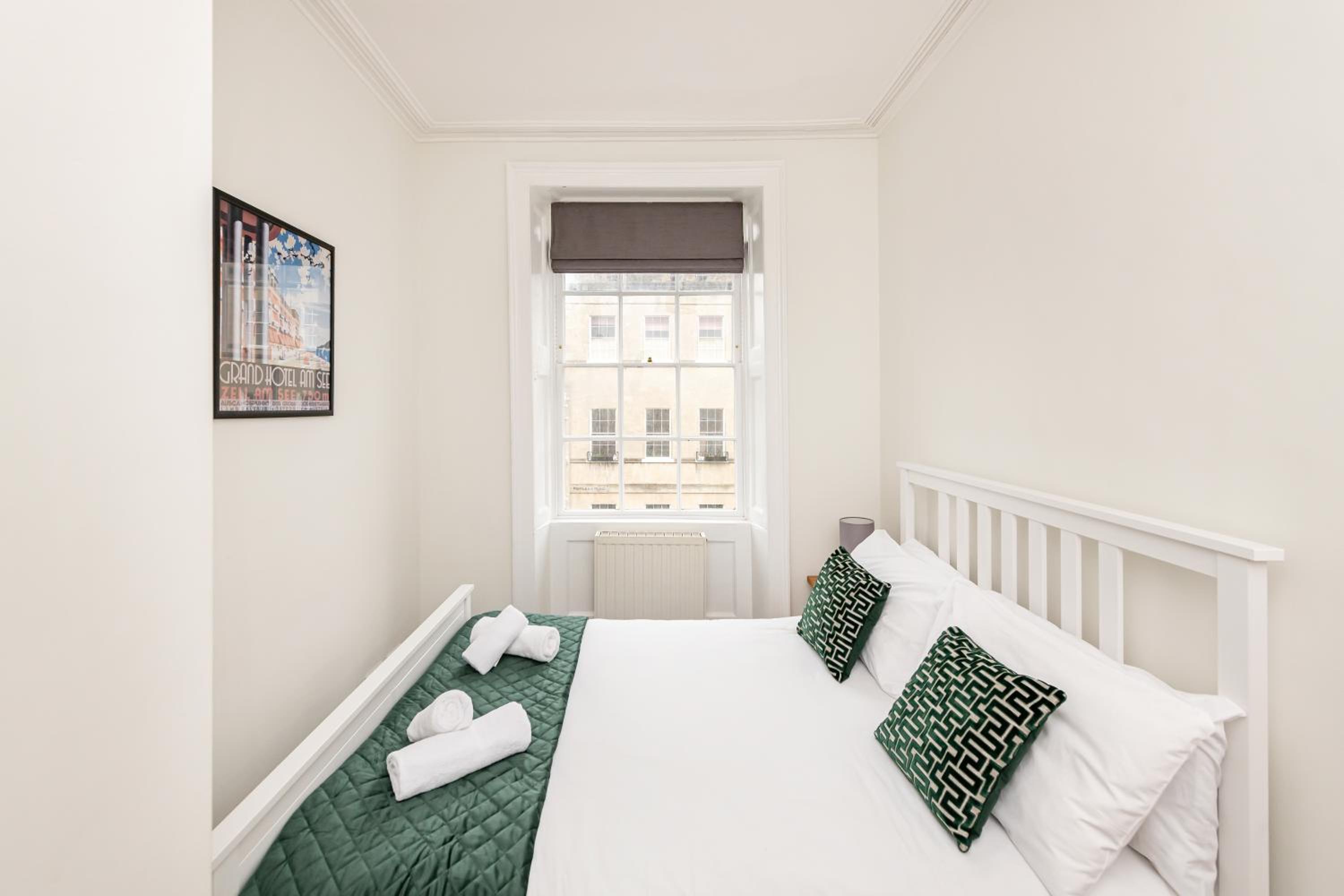 Stunning Georgian Apartment in Central Bath view 3