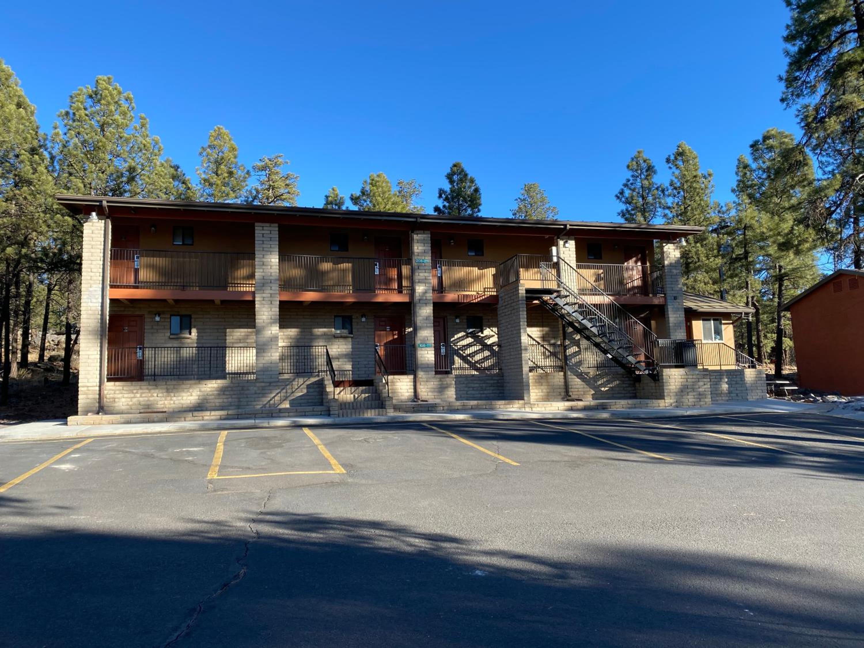 Motel In The Pines - Property Image 10