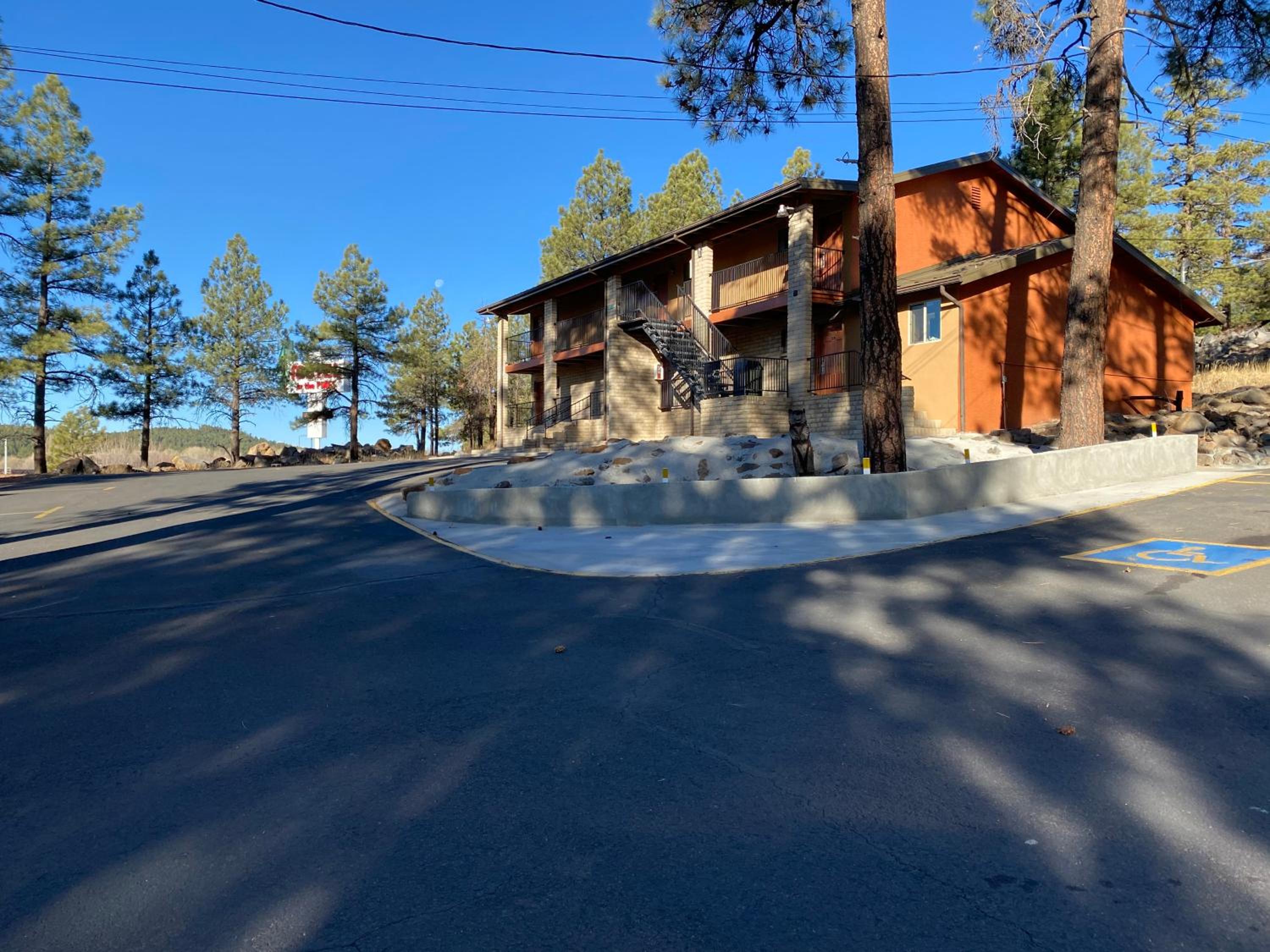 Motel In The Pines - Property Image 17