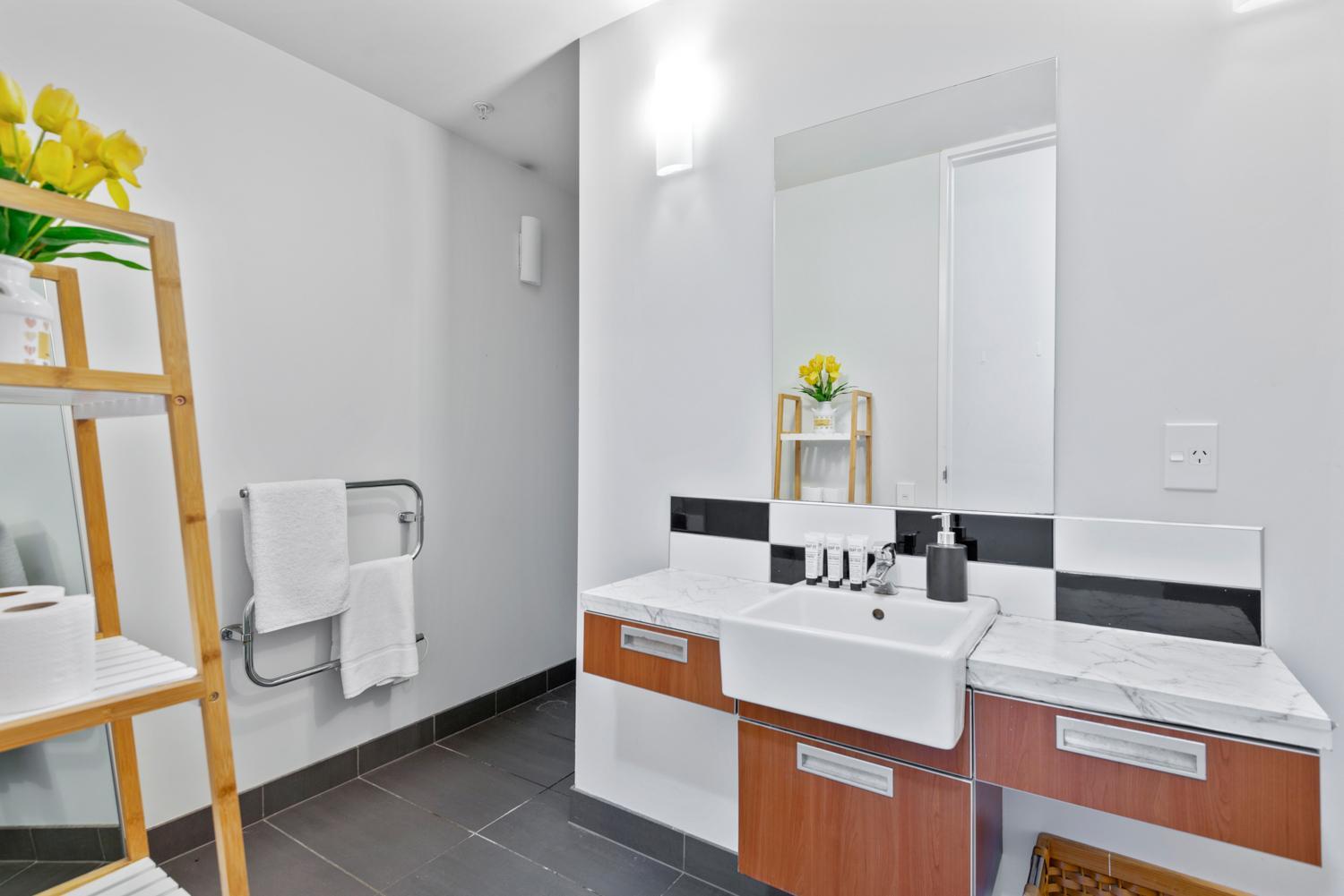 Lively and Stunning Central Apt by Zodiak Stays view 5