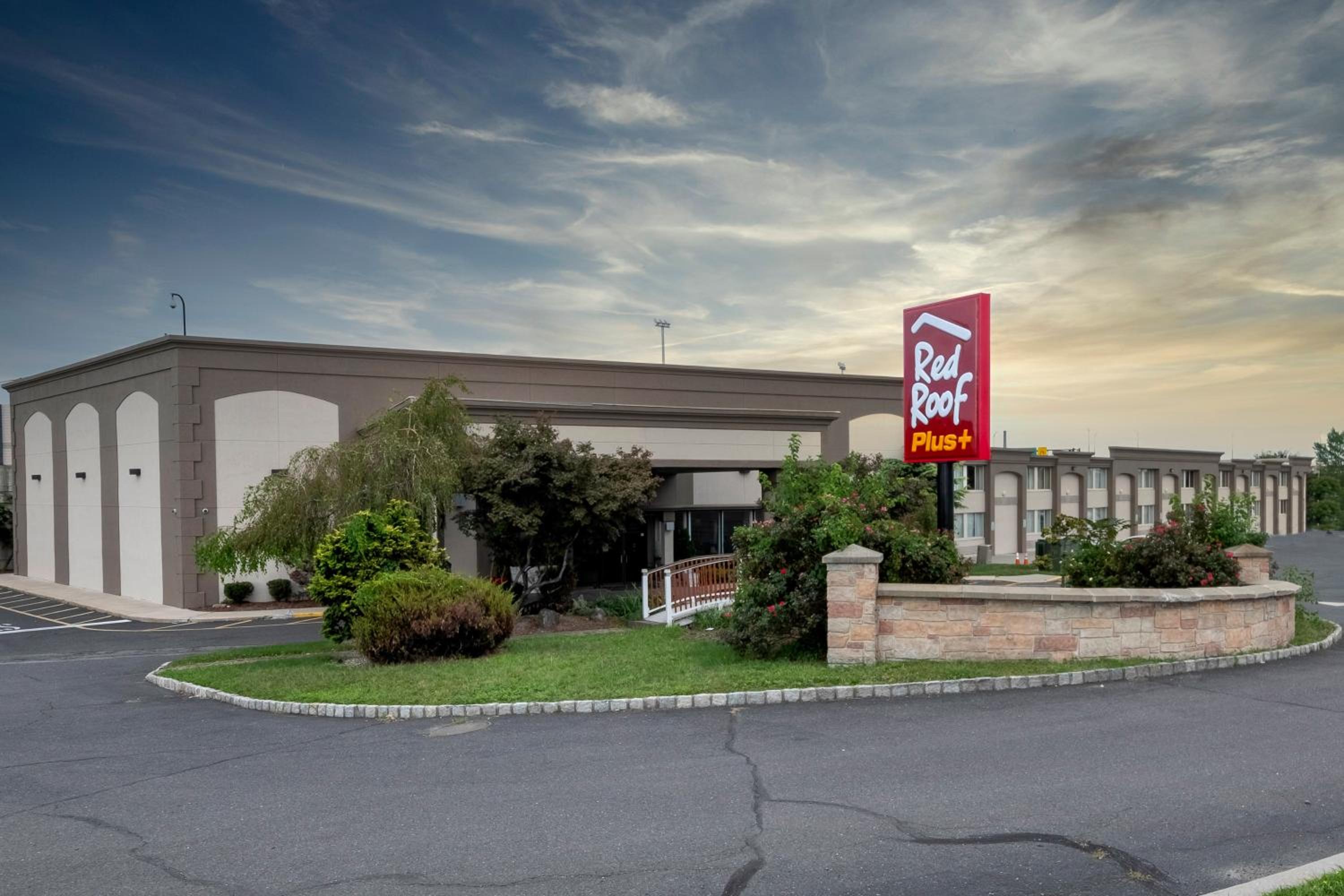 Red Roof Inn PLUS Newark Liberty Airport - Carteret - Property Image 2