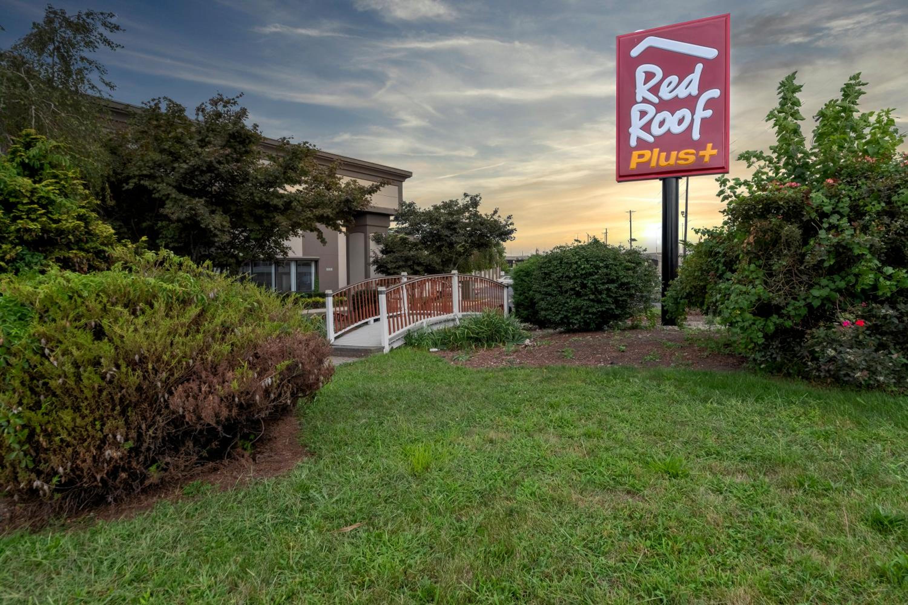 Red Roof Inn PLUS Newark Liberty Airport - Carteret - Property Image 3