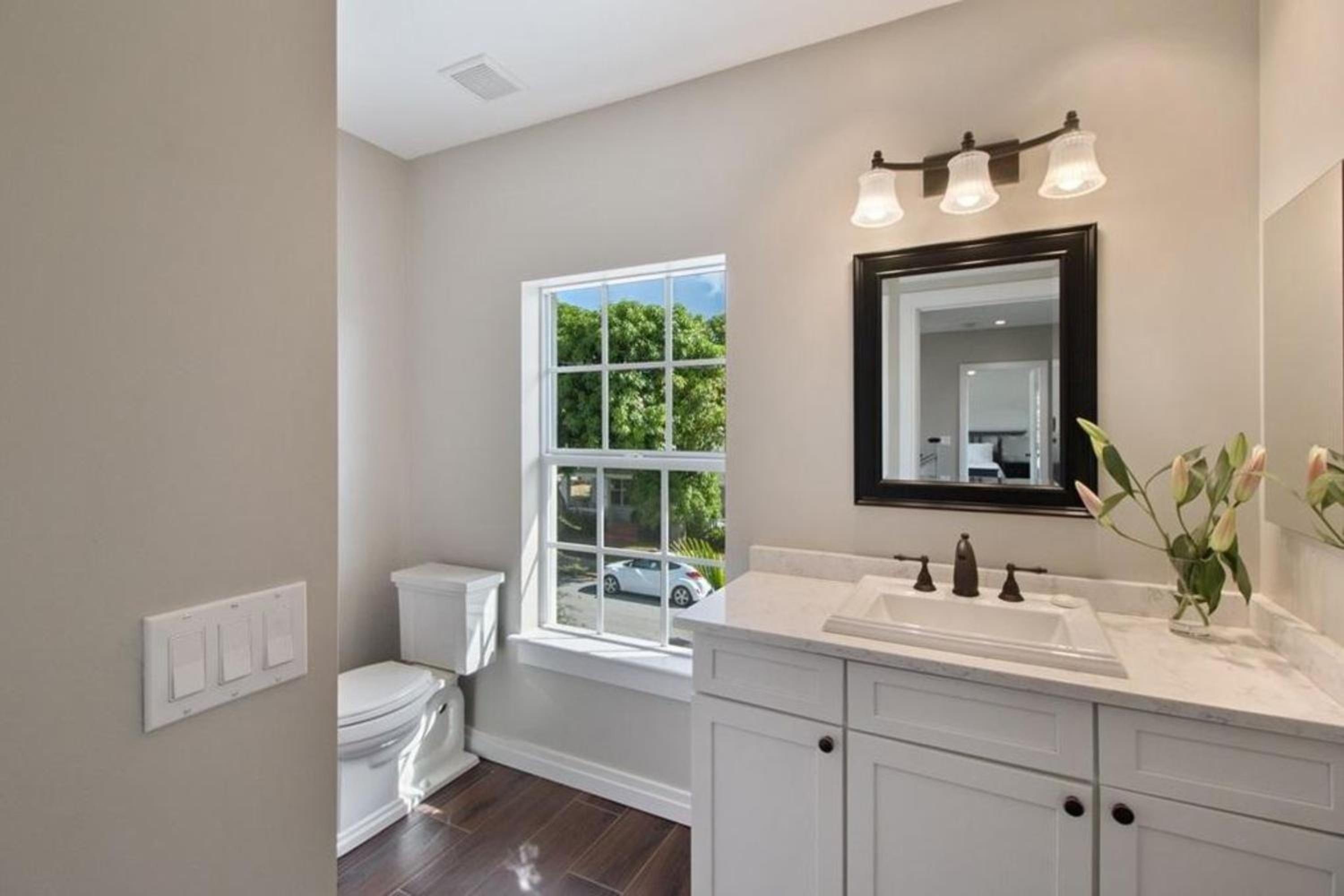 Buttercup - Charming Home on Quiet Street Near the Convention Center view 5
