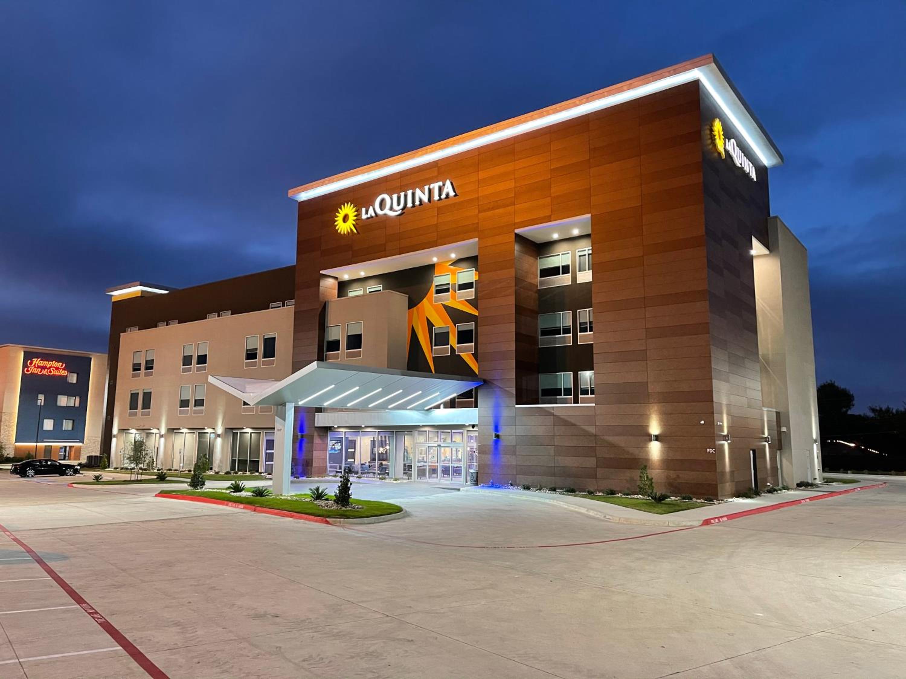 Hotel La Quinta Inn & Suites by Wyndham Dallas/Fairpark - Image 1