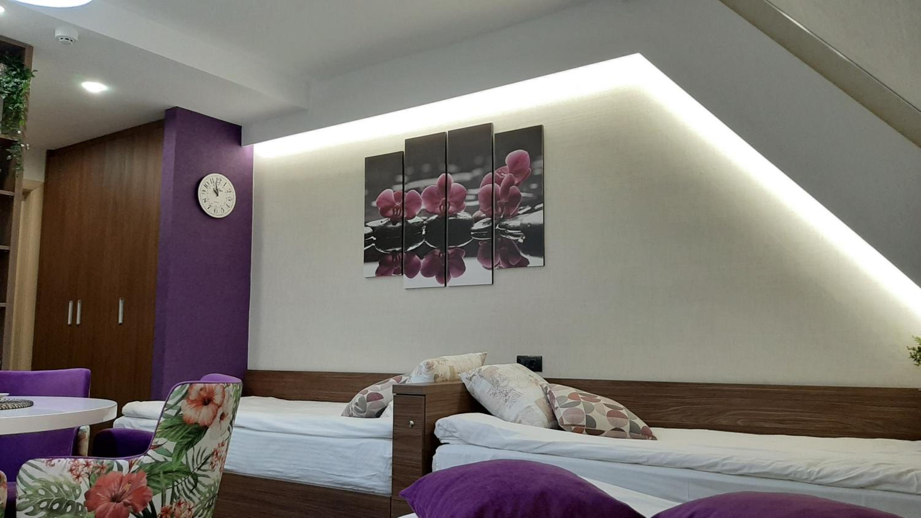 Select Lux Angella-Konaci