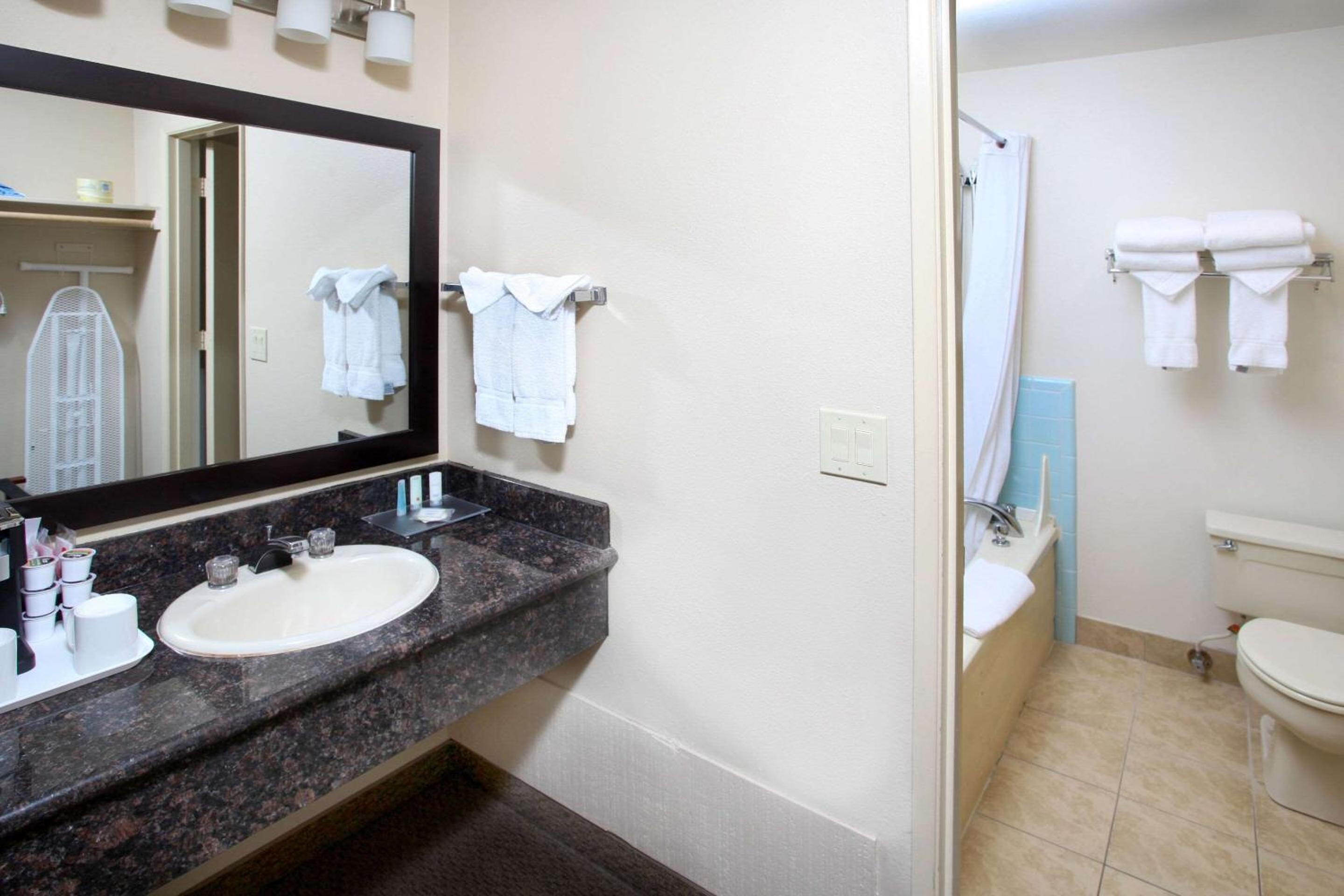 Clarion Inn Surfrider Resort
