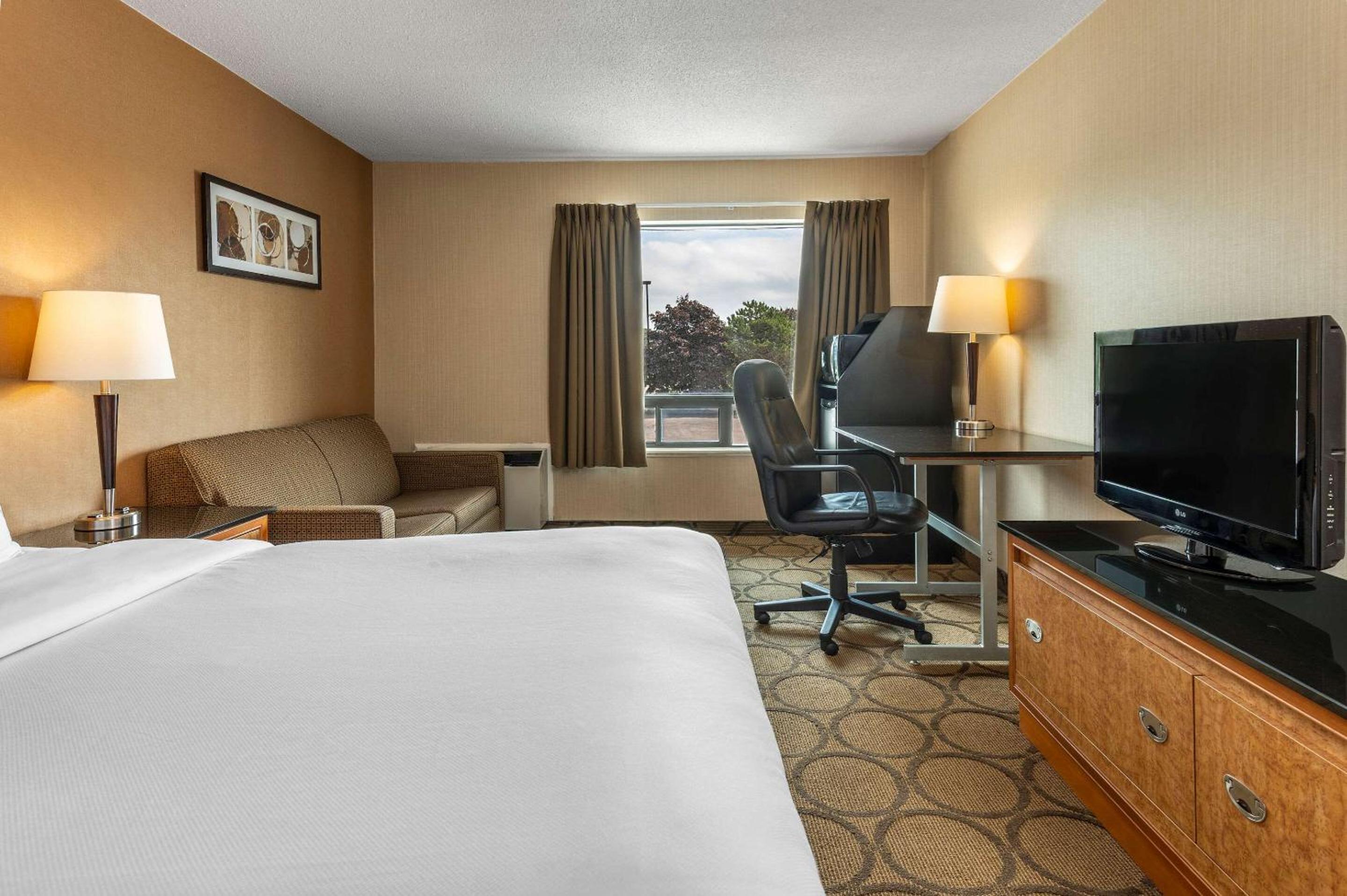 Belleville Vacations - Comfort Inn - Property Image 2