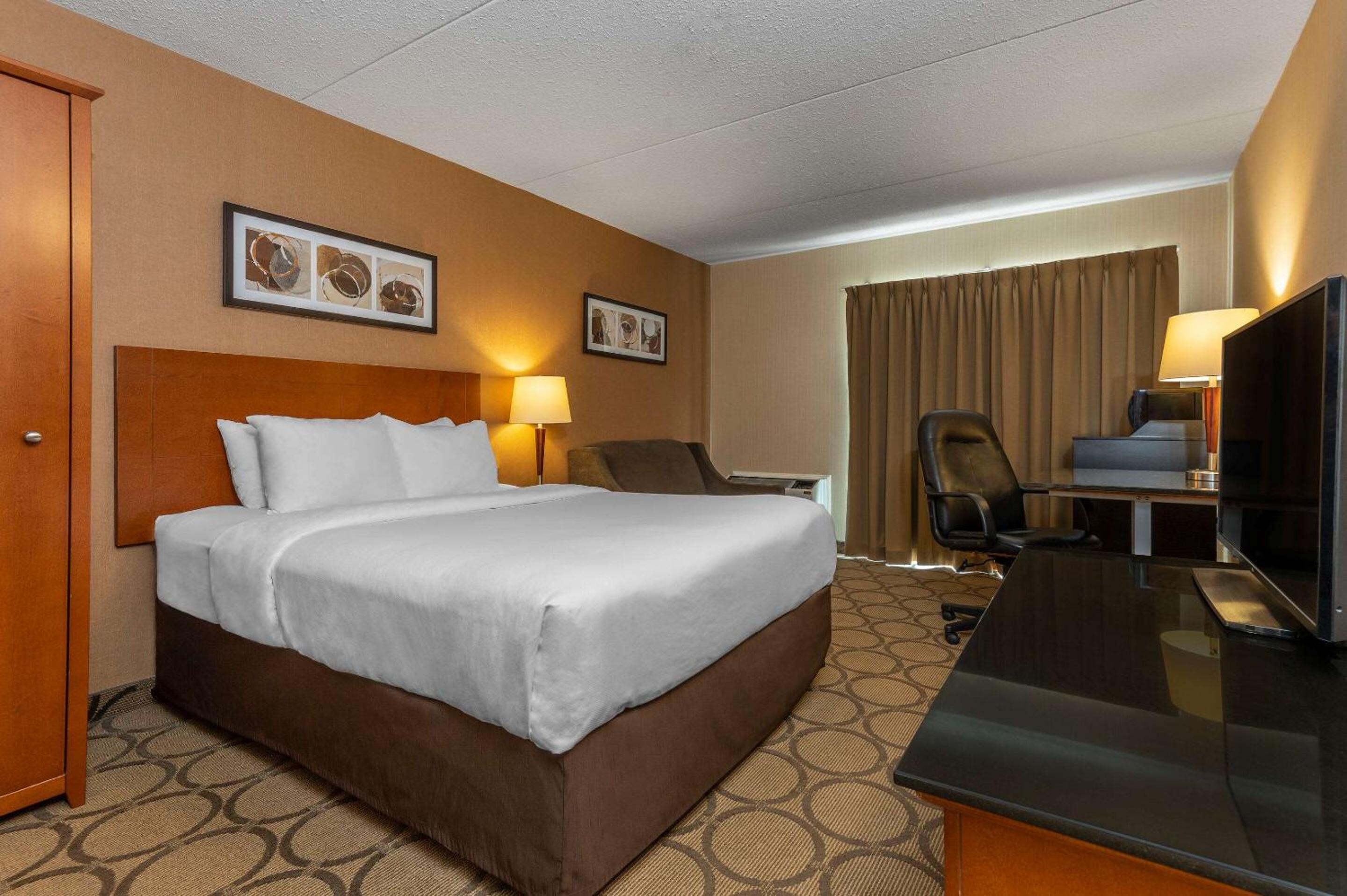 Belleville Vacations - Comfort Inn - Property Image 3