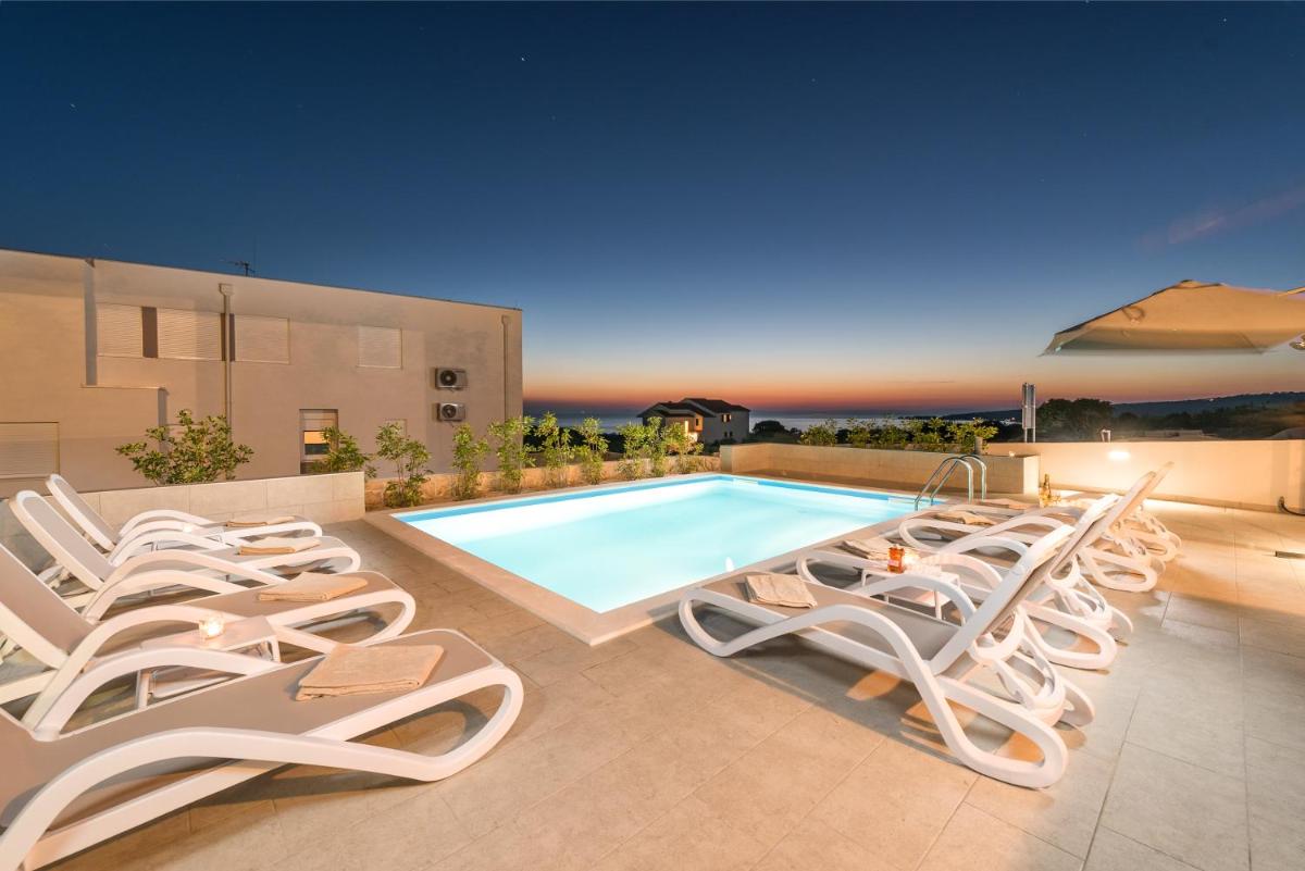 Zara luxury apartment with pool view 2