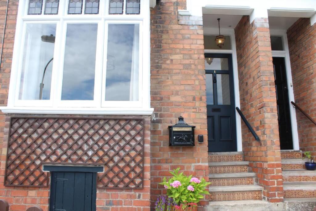Luxury townhouse in town centre, views, river walk, Free Parking view 3