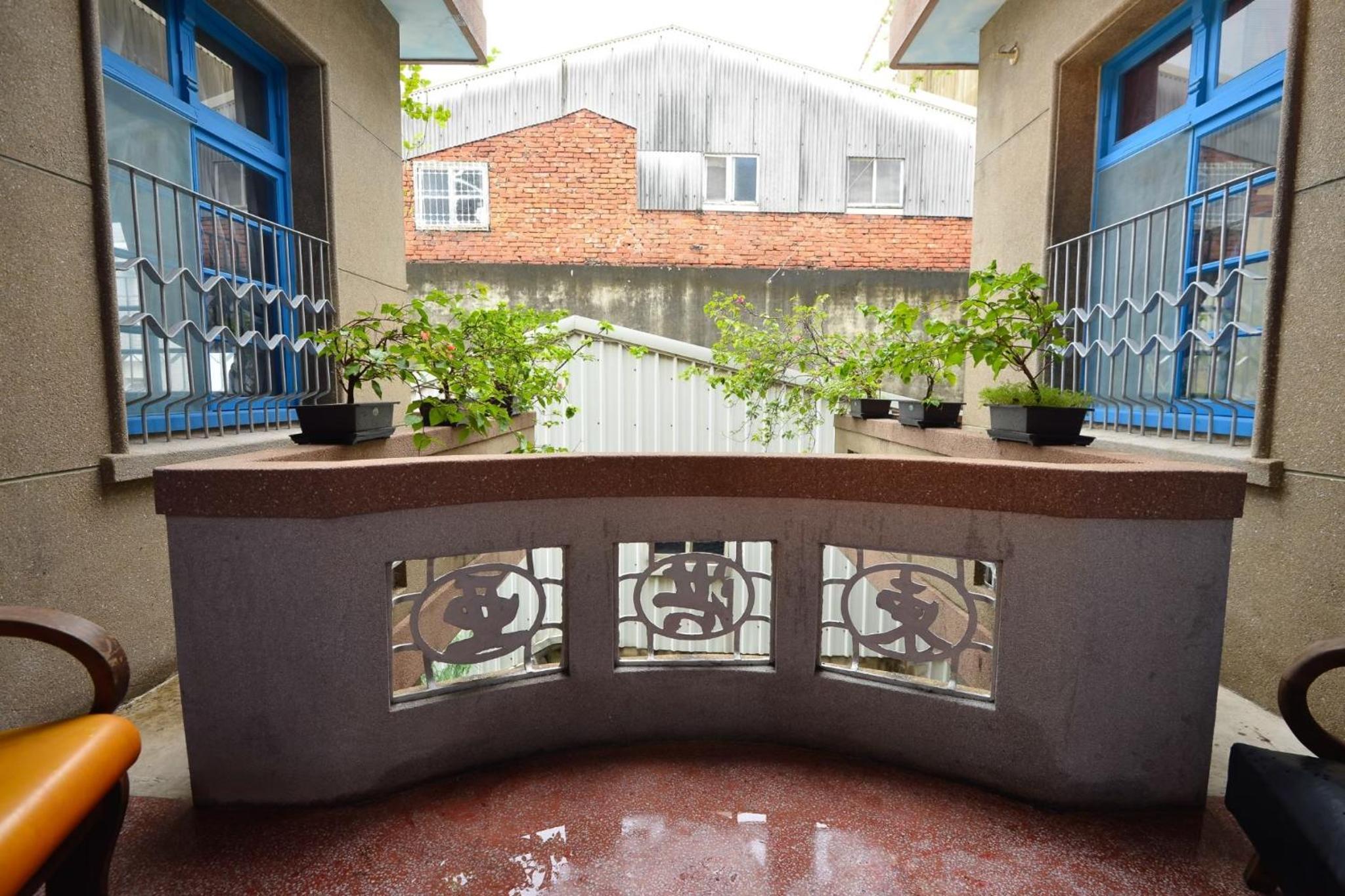 Chikan West House