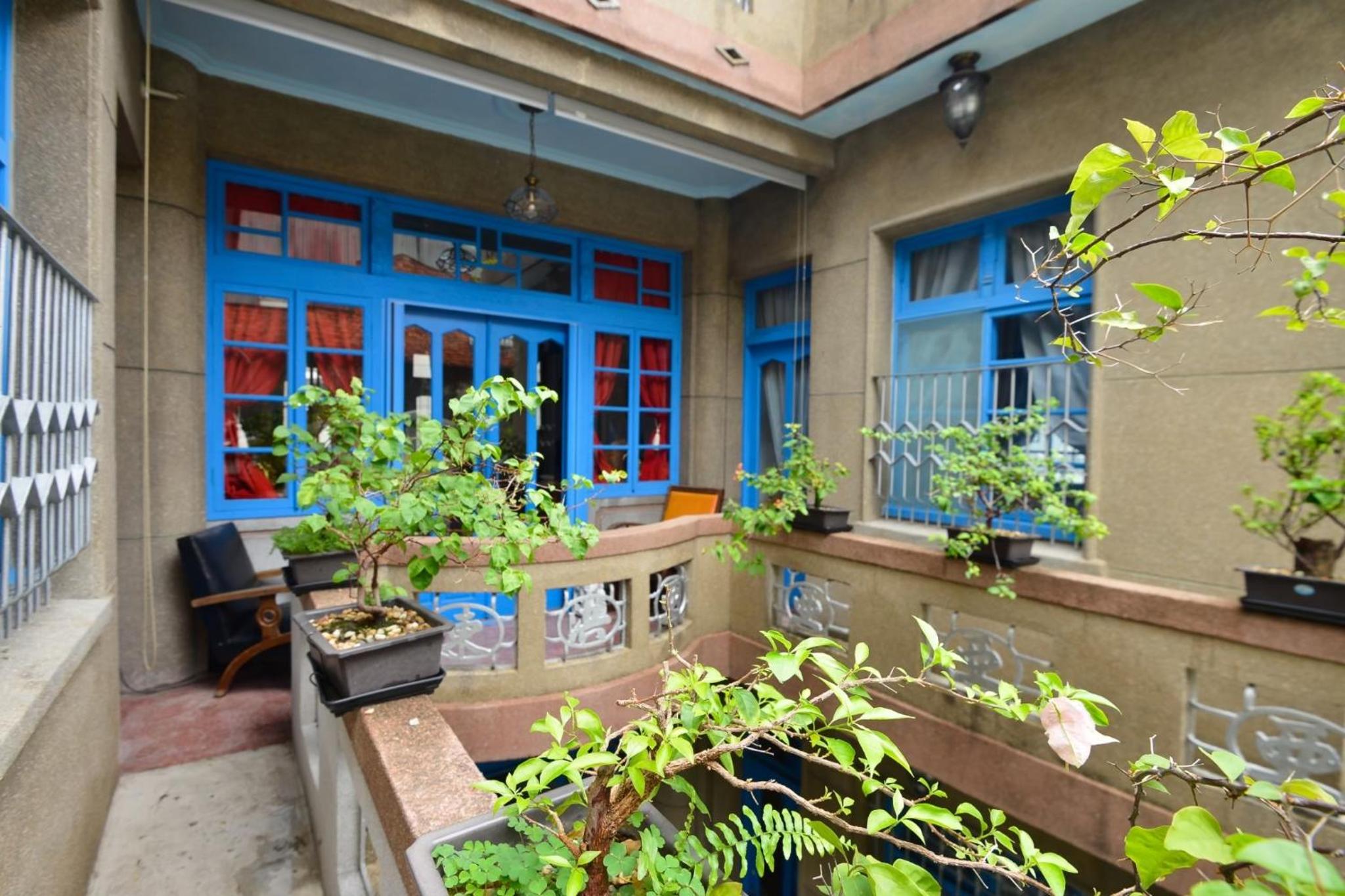 Chikan West House