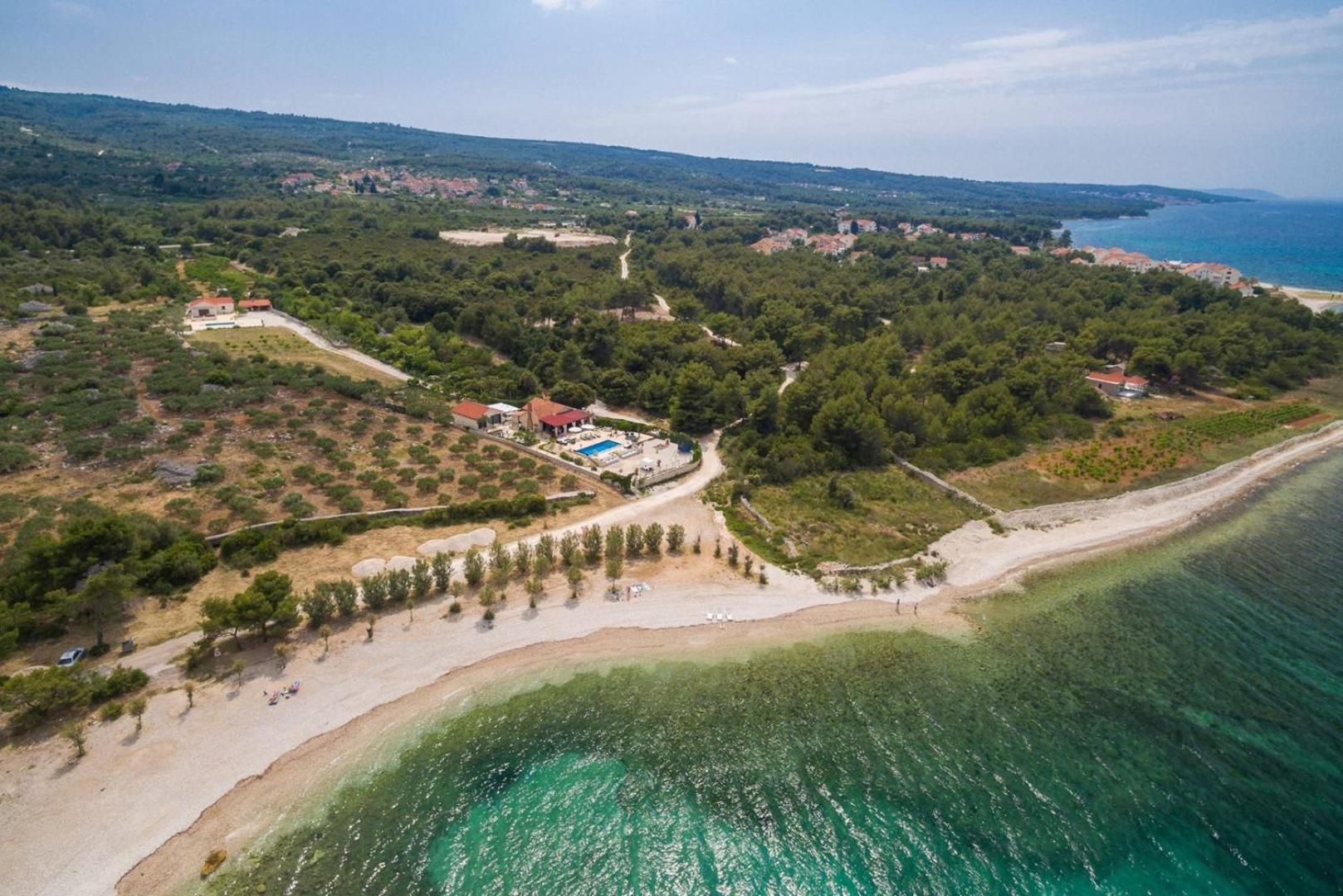 Beachfront House Mir Brač near Supetar with pool and jacuzzi view 4