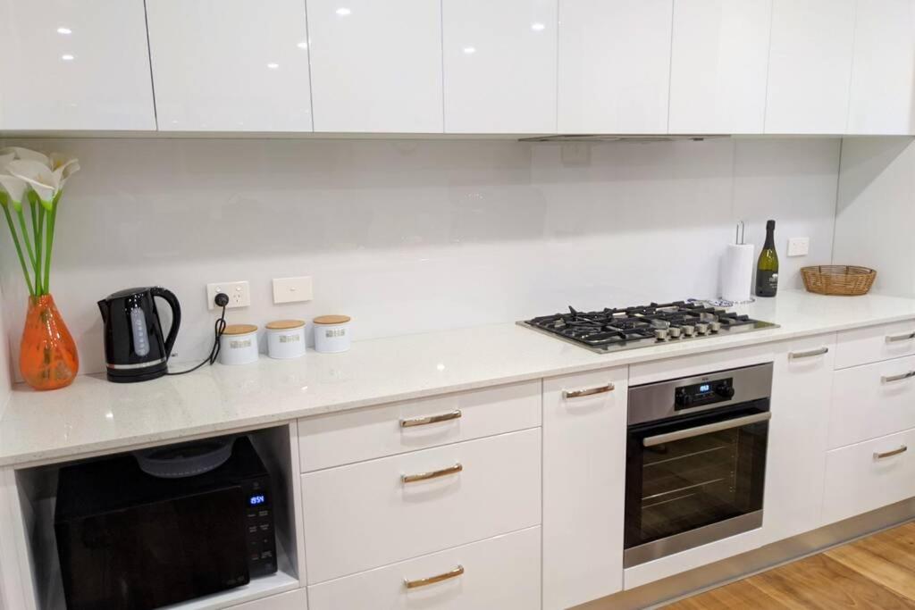 Brand new house, amazing views, walk to the beach!
