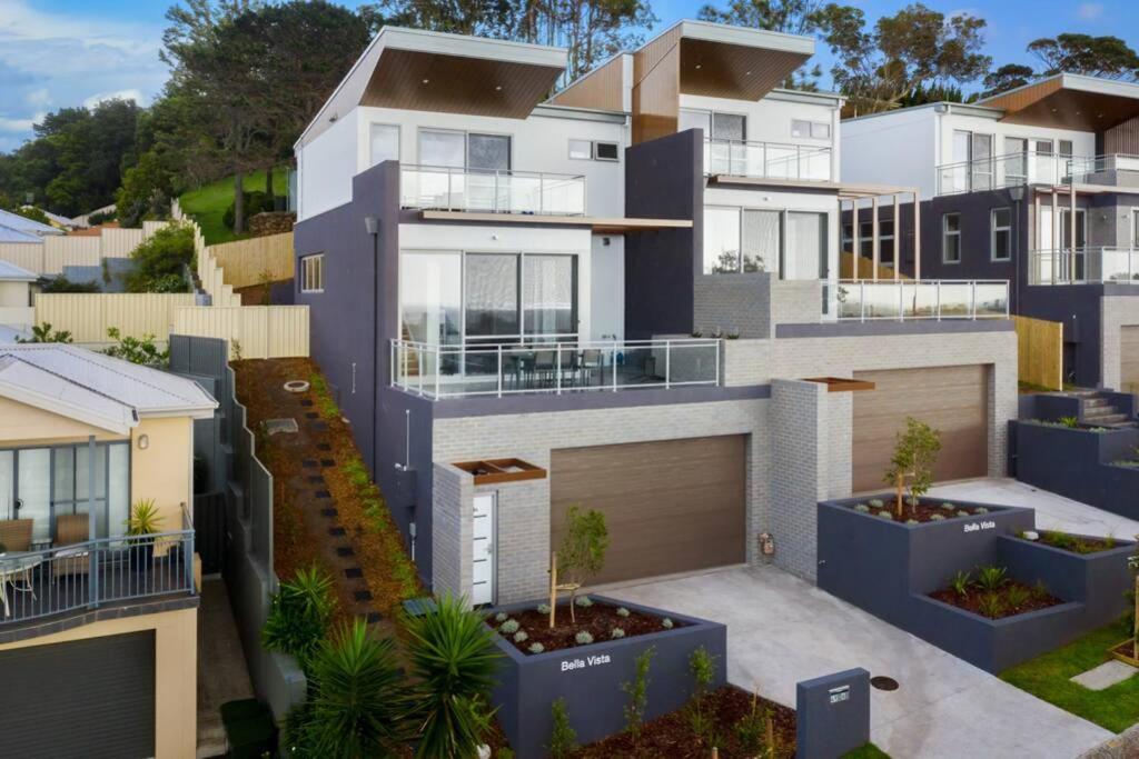 Brand new house, amazing views, walk to the beach!