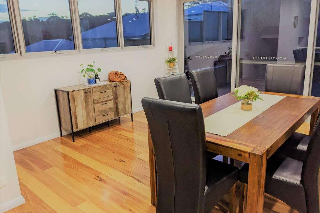 Brand new house, amazing views, walk to the beach!