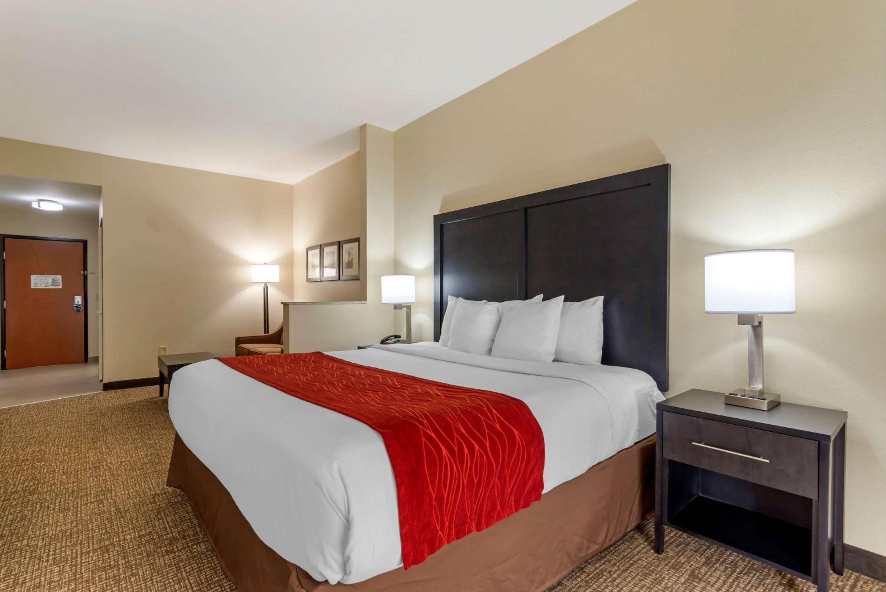 Montgomery Vacations - Comfort Inn Suites Montgomery Eastchase - Property Image 18