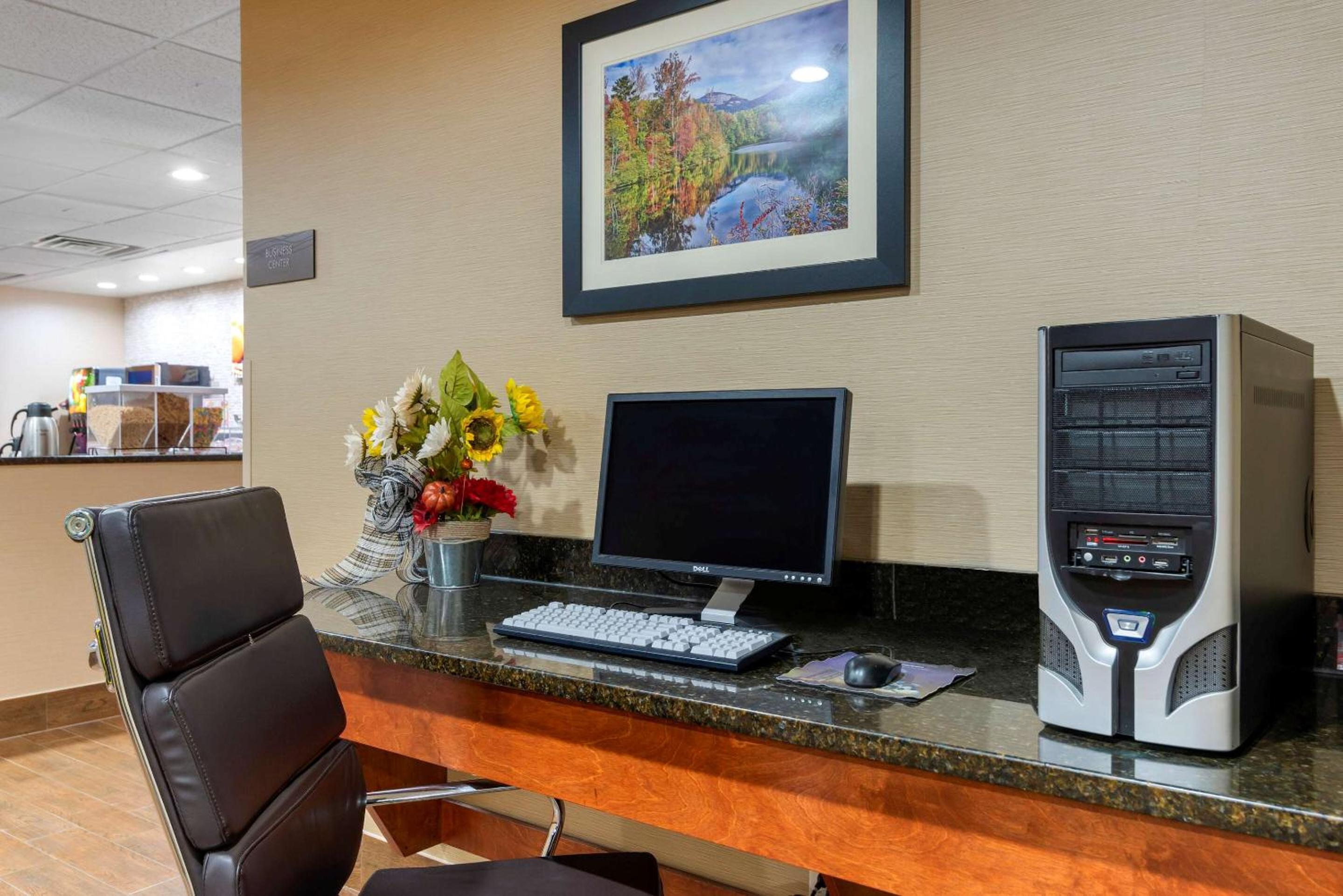 Montgomery Vacations - Comfort Inn  Suites Montgomery Eastchase - Property Image 9