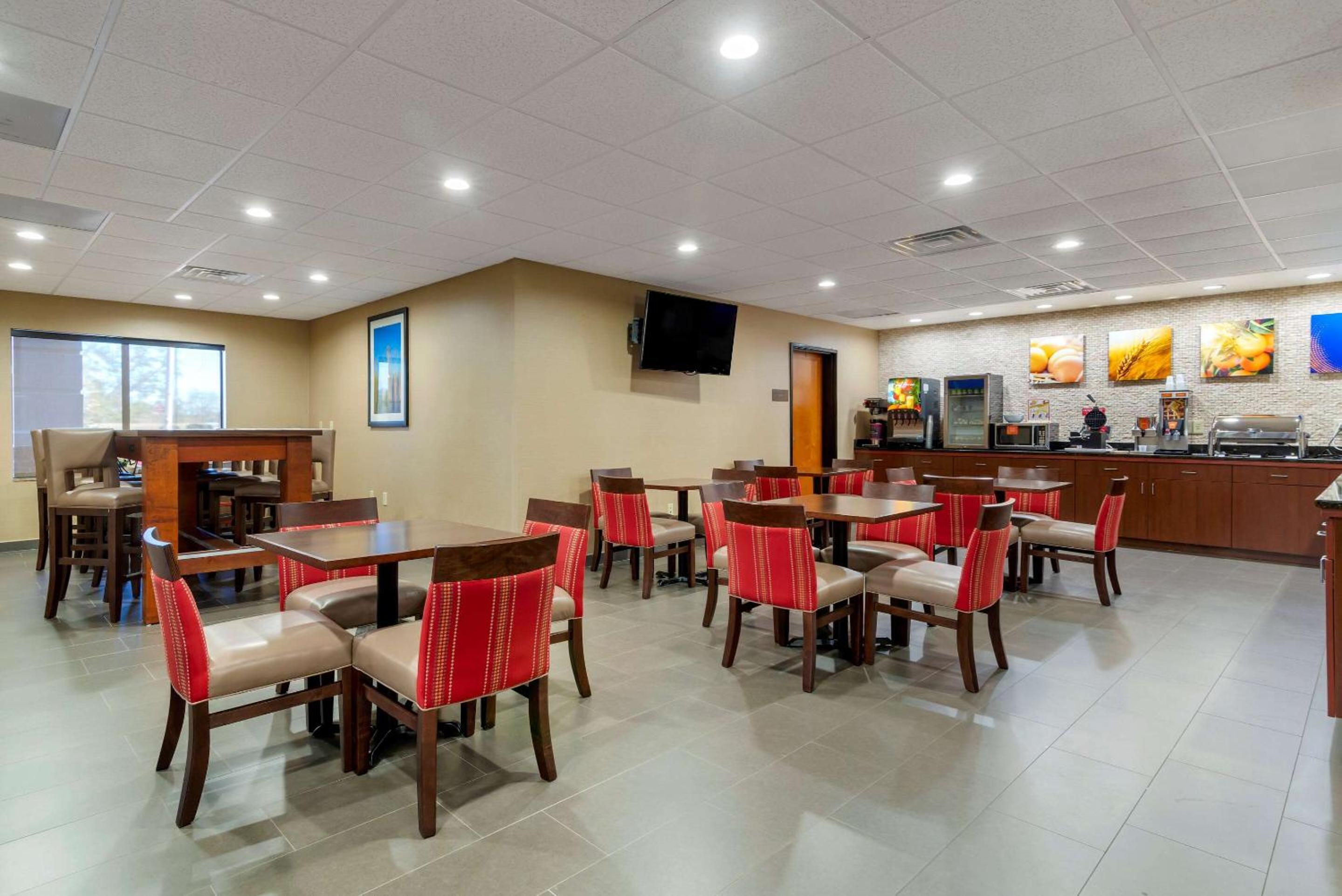 Montgomery Vacations - Comfort Inn  Suites Montgomery Eastchase - Property Image 7