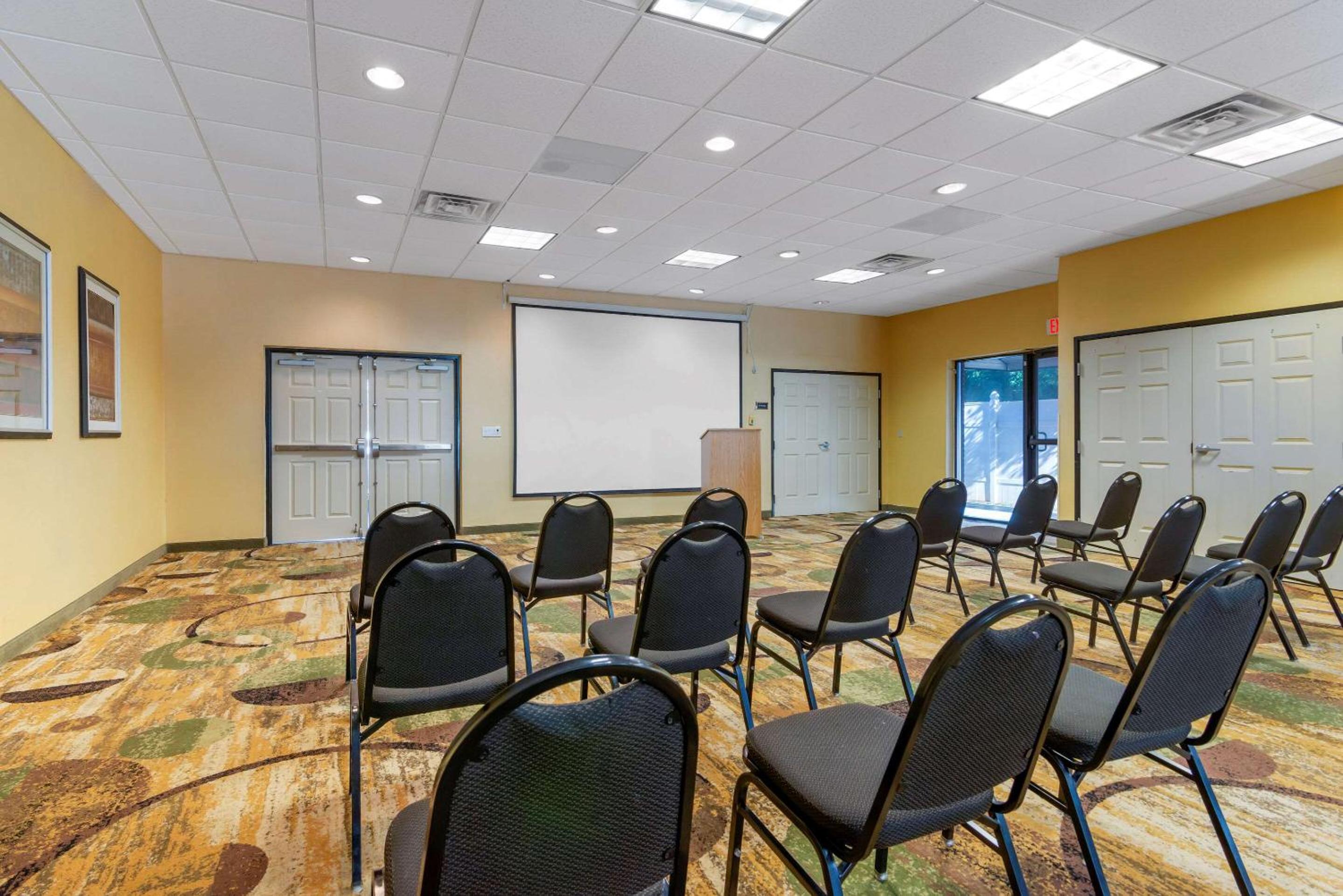 Montgomery Vacations - Comfort Inn  Suites Montgomery Eastchase - Property Image 8