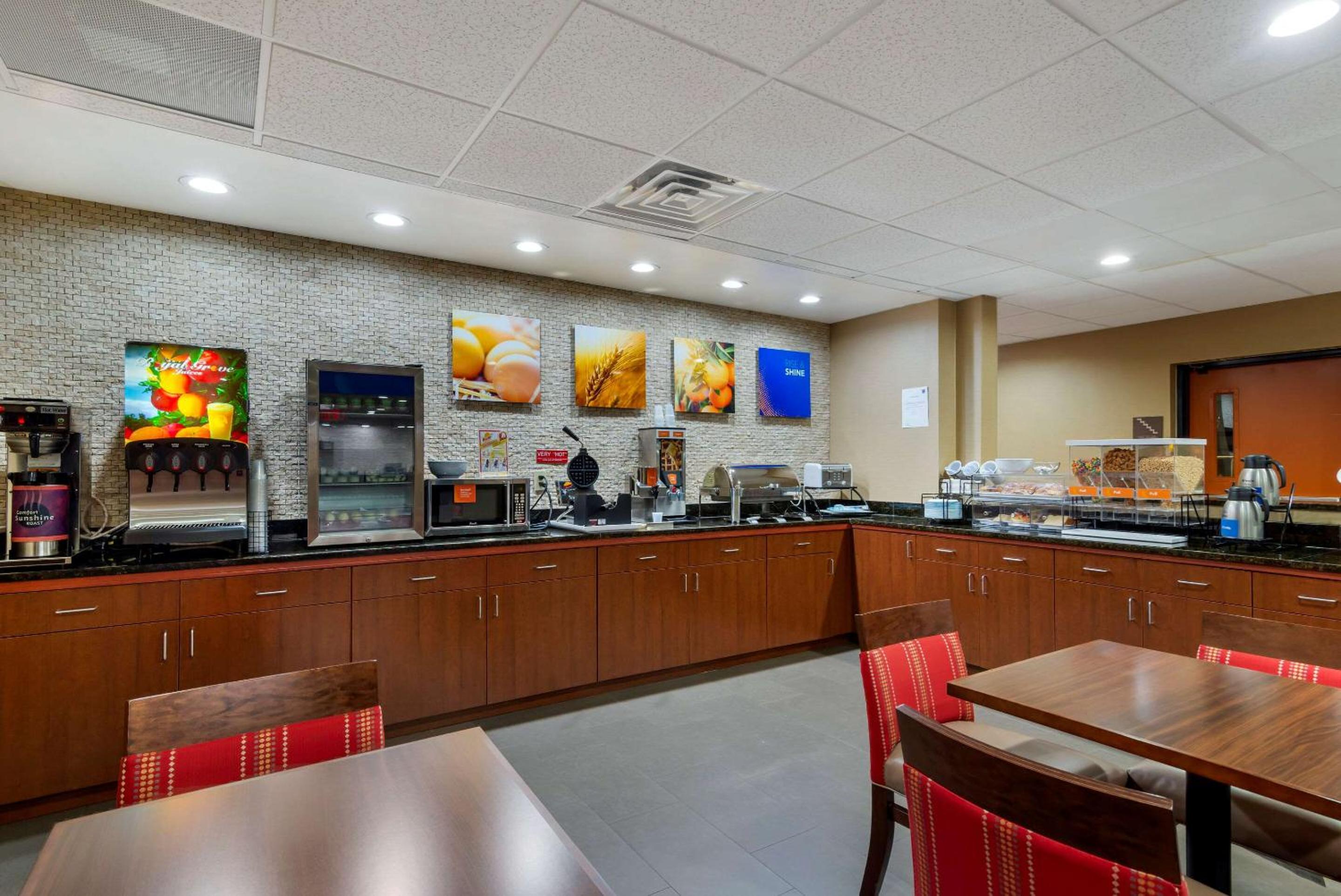 Montgomery Vacations - Comfort Inn Suites Montgomery Eastchase - Property Image 6