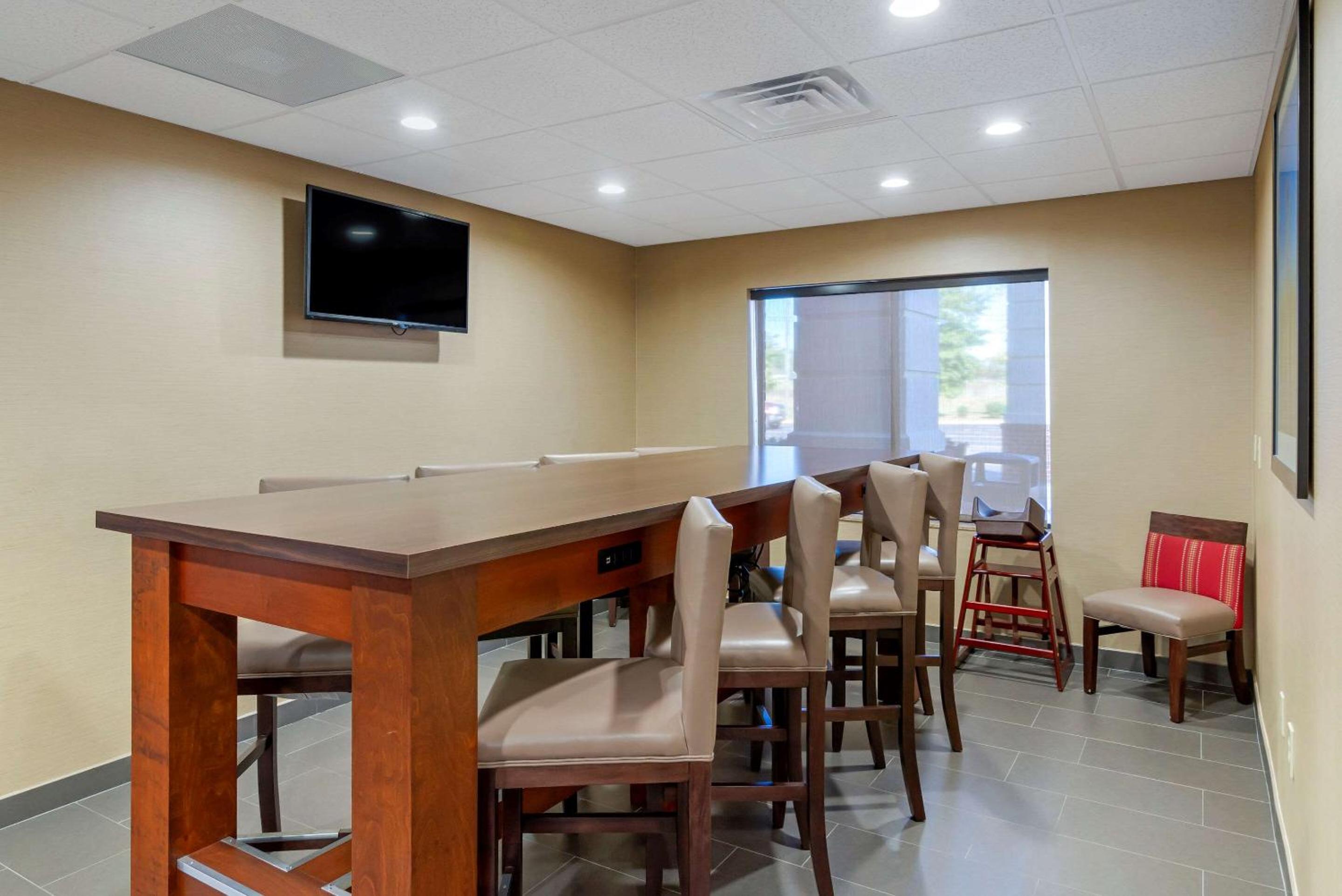 Montgomery Vacations - Comfort Inn  Suites Montgomery Eastchase - Property Image 5