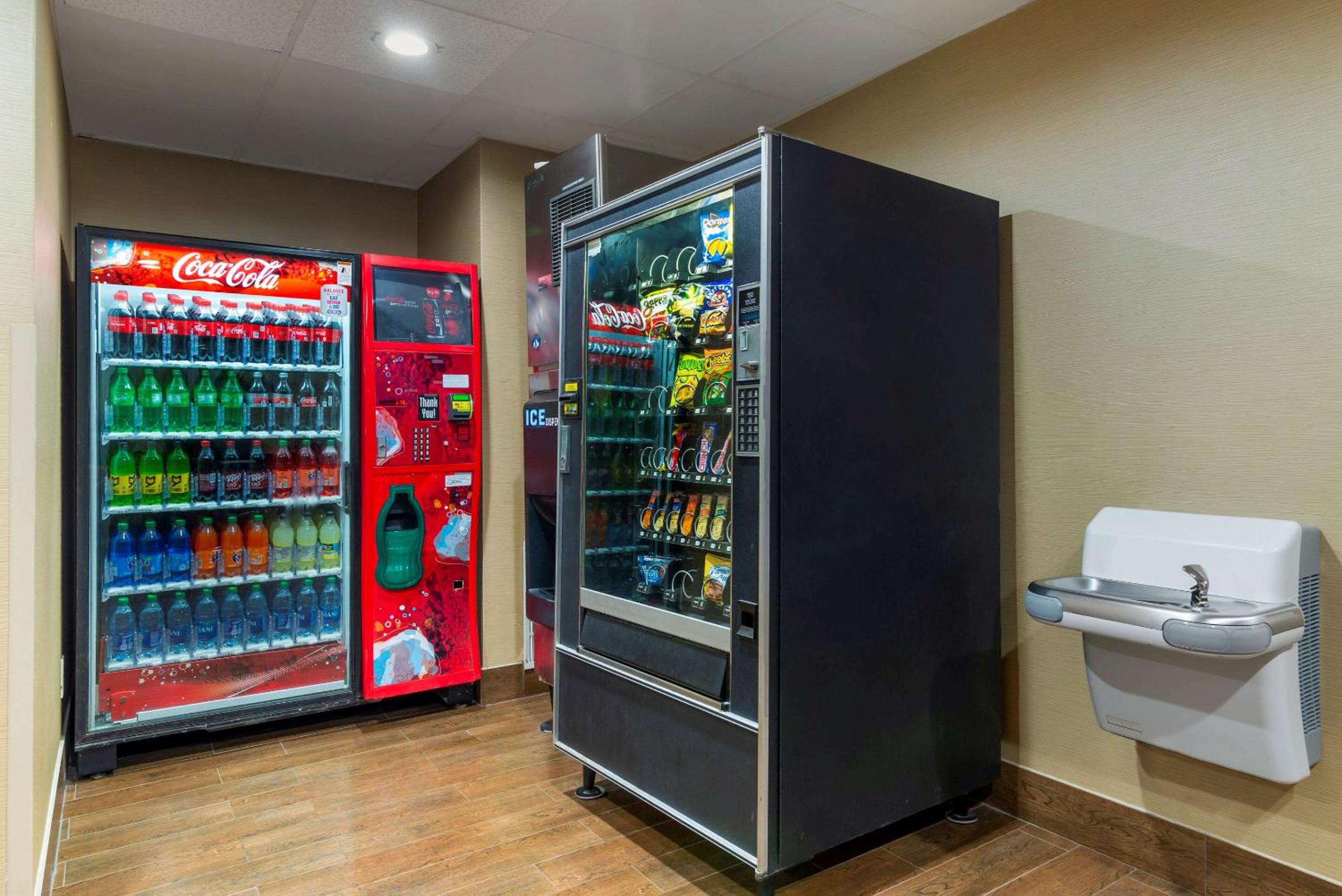 Montgomery Vacations - Comfort Inn  Suites Montgomery Eastchase - Property Image 3