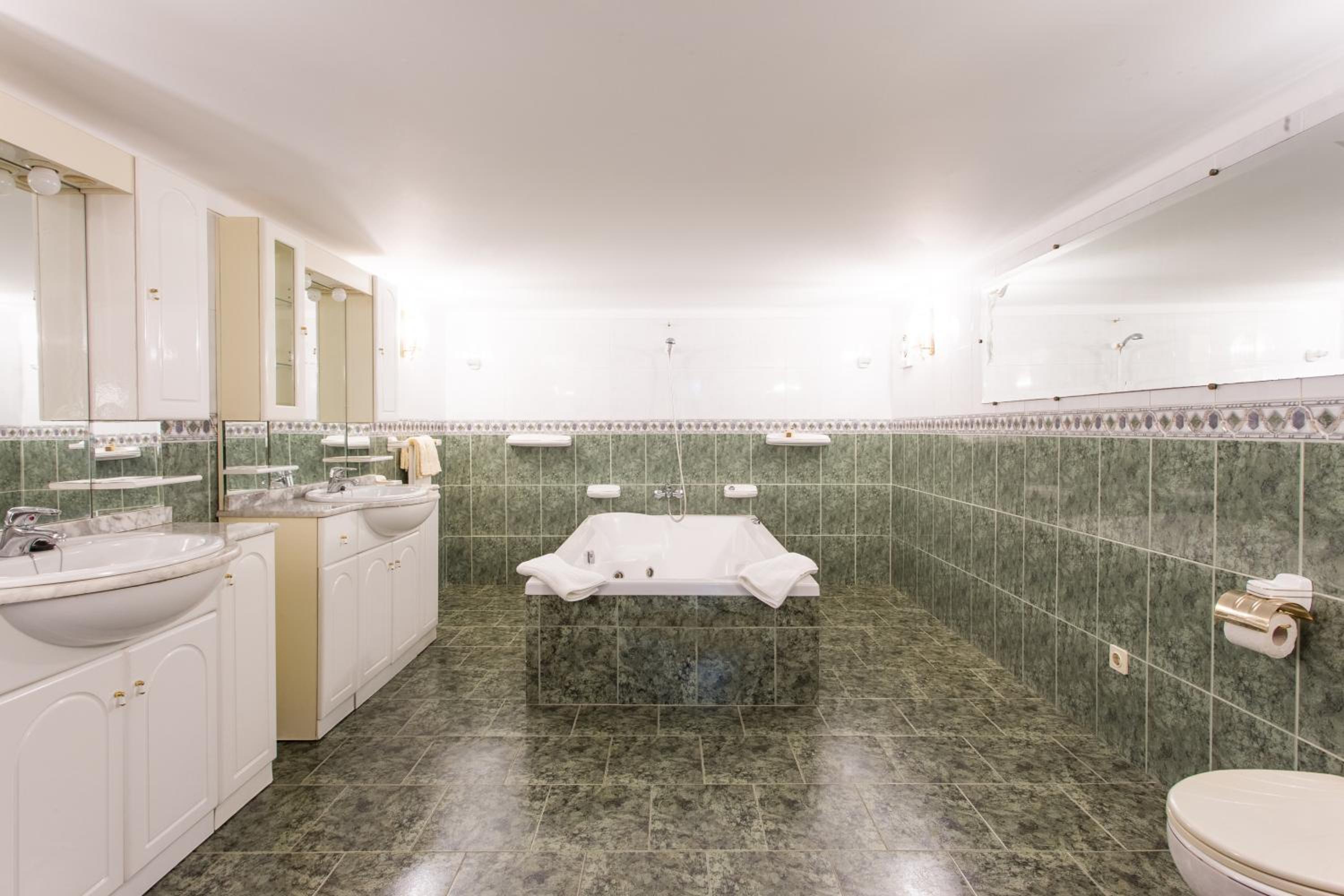 Majestic Manor in Valença with private pool