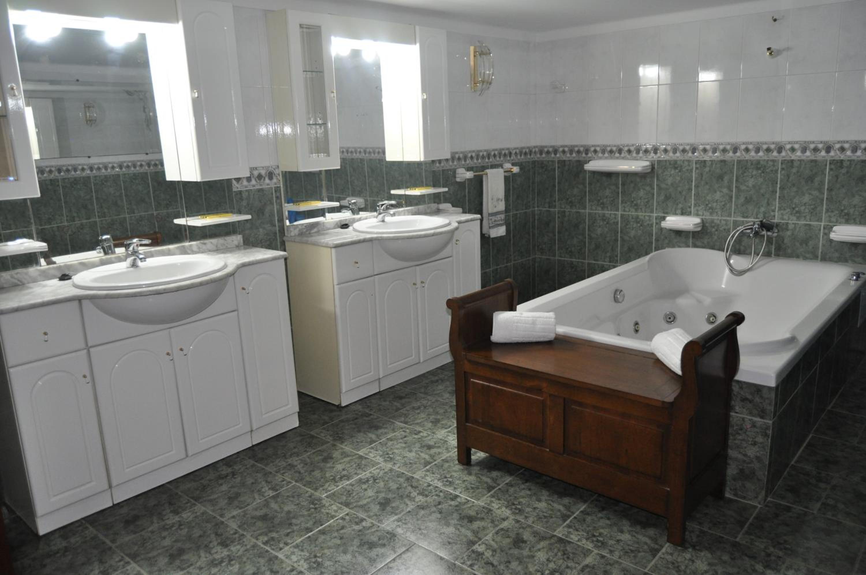 Majestic Manor in Valença with private pool